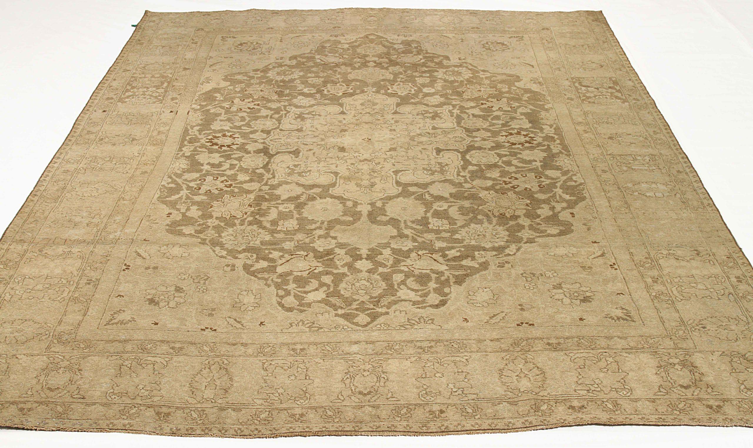Scopri l'eleganza del Tabriz persiano con i tappeti d'area CIRCA del 1880. Progettato con una meticolosa attenzione ai dettagli, questo design esclusivo è perfetto per valorizzare il tuo spazio.