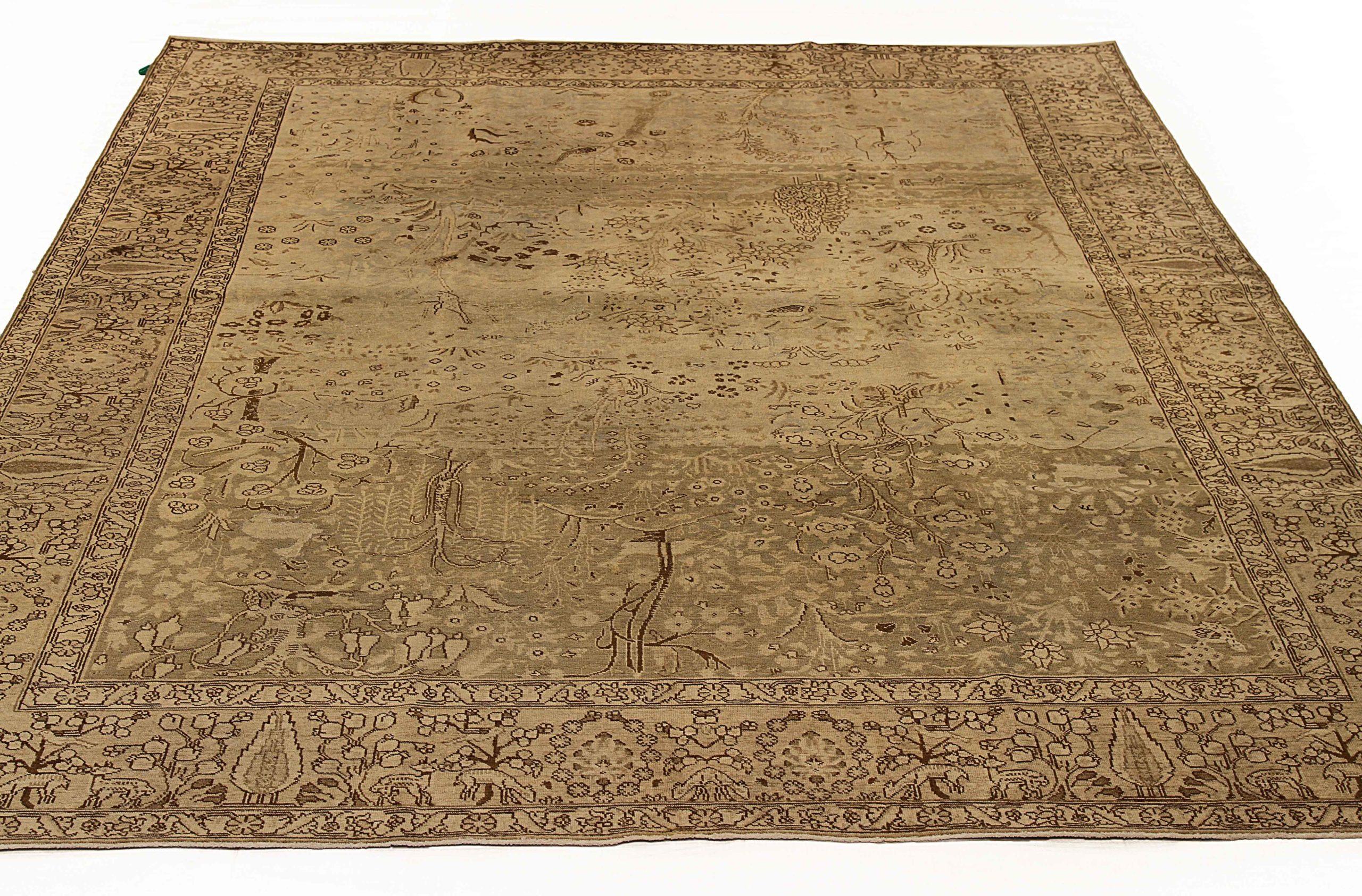 Découvrez l'élégance des tapis persans Tabriz de Circa 1880. Conçu avec une attention méticuleuse aux détails, ce design exclusif est parfait pour mettre en valeur votre espace.