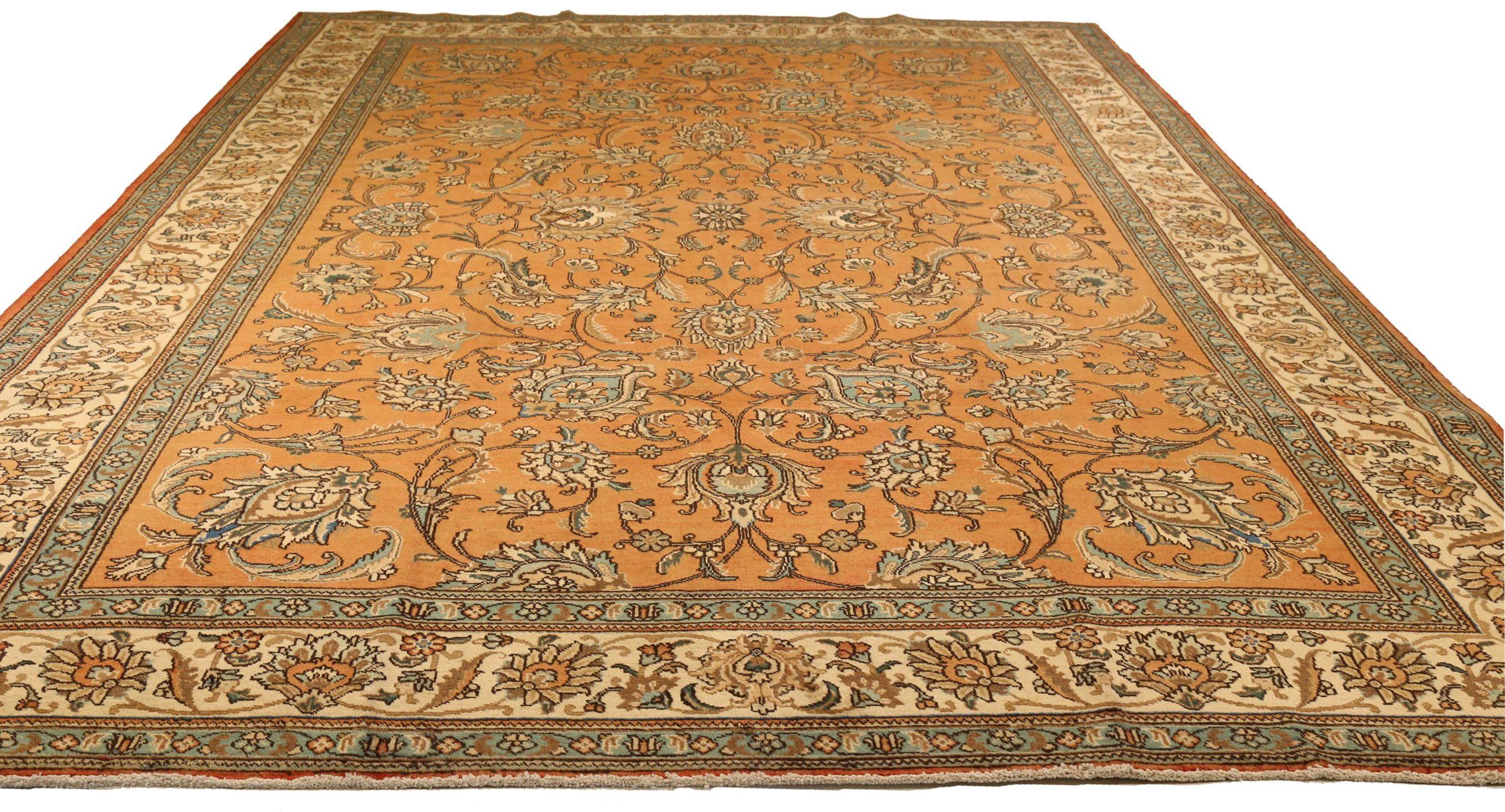 Scopri l'eleganza del Tabriz persiano con i tappeti d'area CIRCA del 1880. Progettato con una meticolosa attenzione ai dettagli, questo design esclusivo è perfetto per valorizzare il tuo spazio.