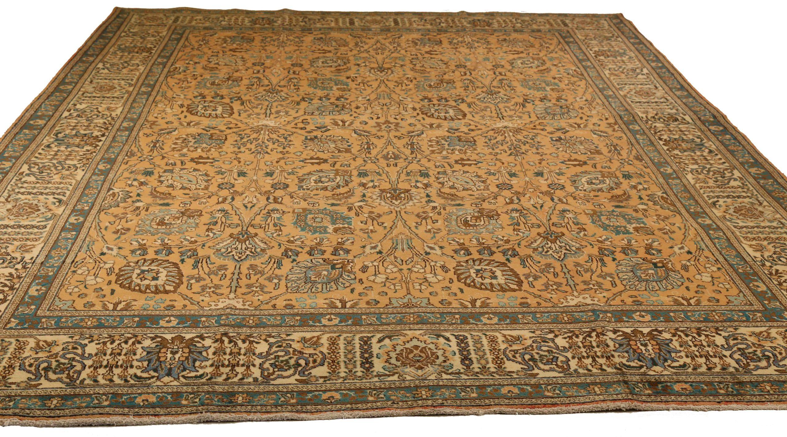 Scopri l'eleganza del Tabriz persiano con i tappeti d'area CIRCA del 1880. Progettato con una meticolosa attenzione ai dettagli, questo design esclusivo è perfetto per valorizzare il tuo spazio.