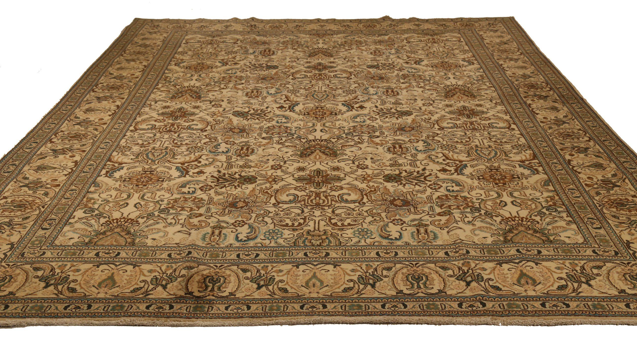 Scopri l'eleganza del Tabriz persiano con i tappeti d'area CIRCA del 1880. Progettato con una meticolosa attenzione ai dettagli, questo design esclusivo è perfetto per valorizzare il tuo spazio.