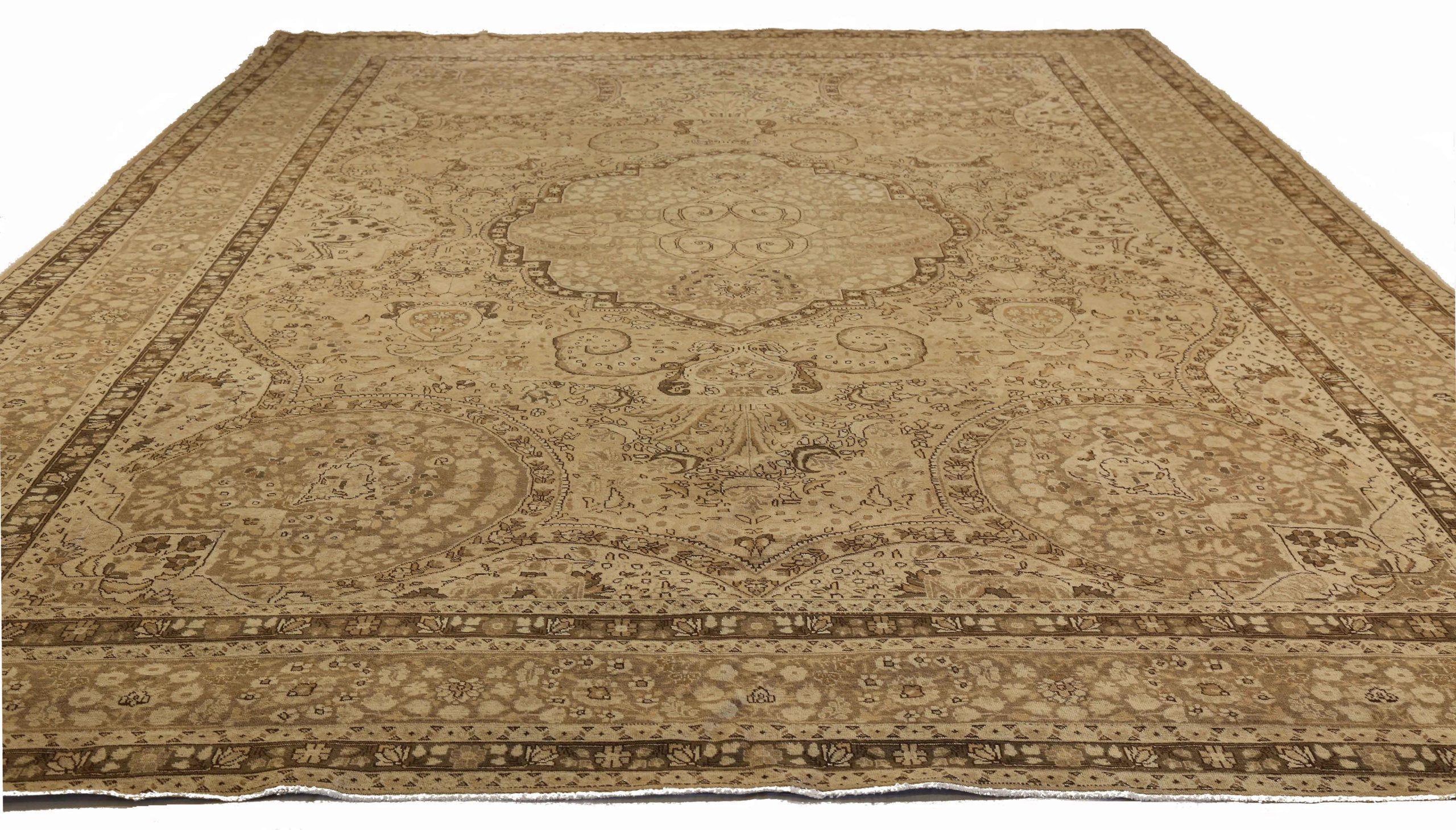 Entdecken Sie die Eleganz des persischen Täbris mit Teppichen um 1880. Dieses exklusive Design, das mit viel Liebe zum Detail entworfen wurde, ist perfekt, um Ihren Raum zu verschönern.