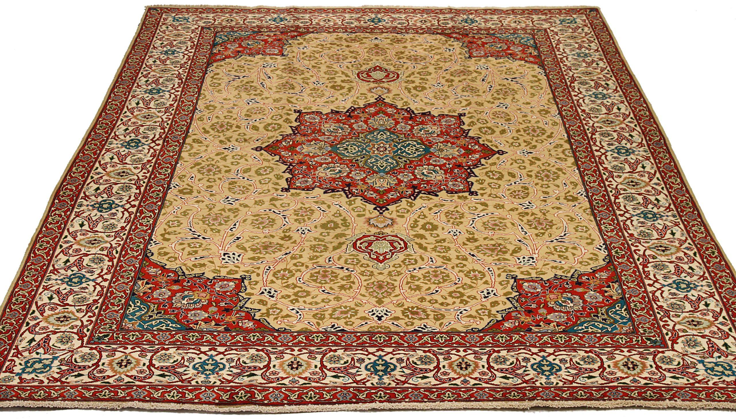 Entdecken Sie die Eleganz des persischen Täbris mit Teppichen um 1880. Dieses exklusive Design, das mit viel Liebe zum Detail entworfen wurde, ist perfekt, um Ihren Raum zu verschönern.