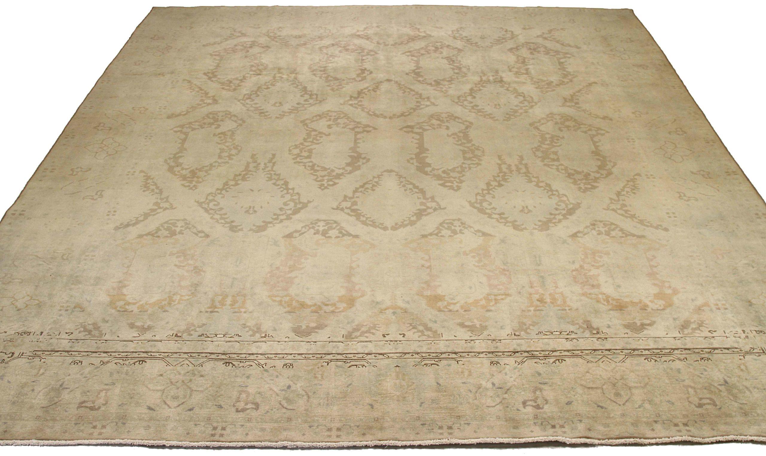 Descubre la elegancia de las alfombras persas Tabriz de Circa 1880. Diseñado con meticulosa atención al detalle, este diseño exclusivo es perfecto para realzar tu espacio.