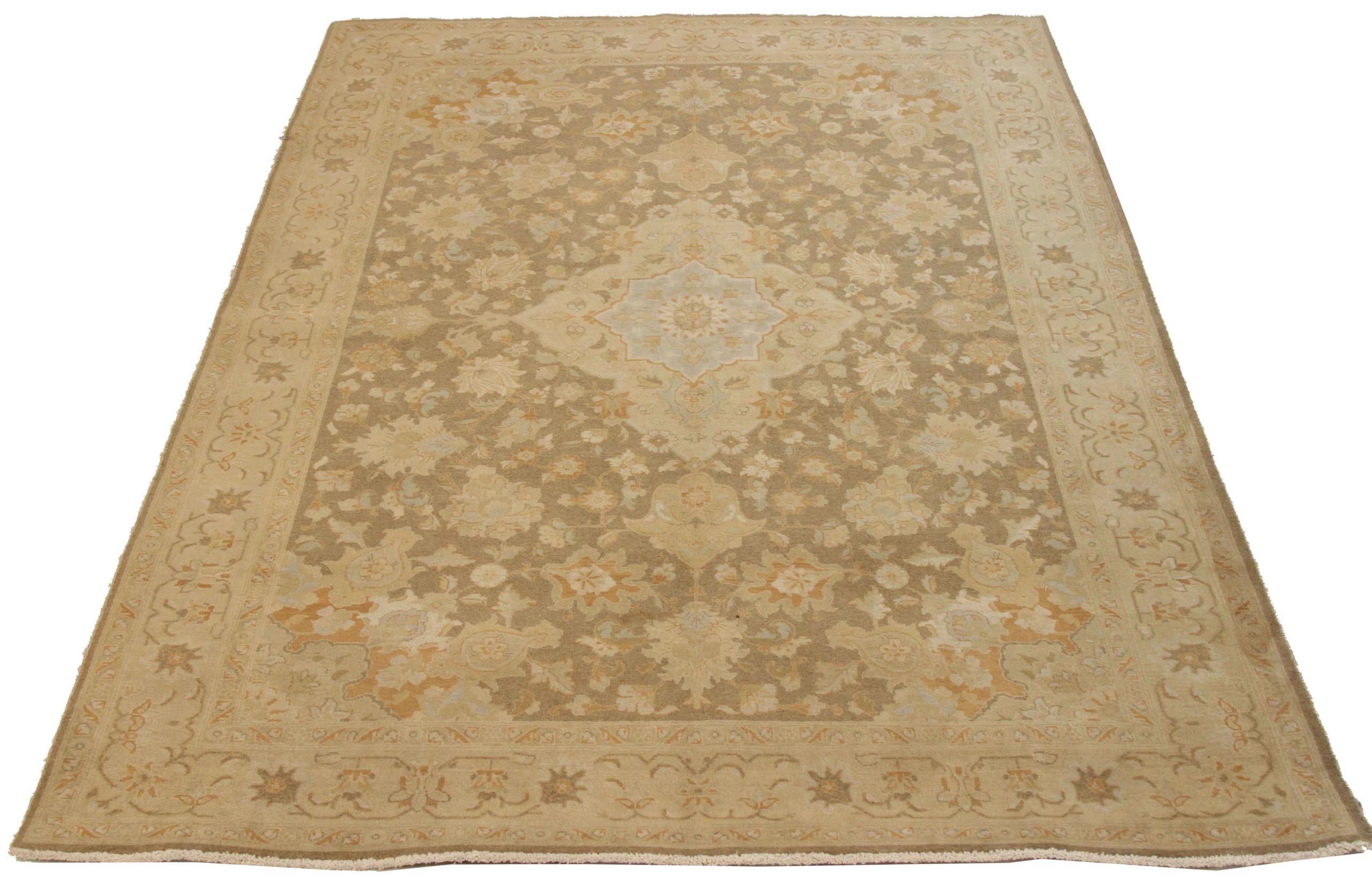 Scopri l'eleganza del Tabriz persiano con i tappeti d'area CIRCA del 1880. Progettato con una meticolosa attenzione ai dettagli, questo design esclusivo è perfetto per valorizzare il tuo spazio.