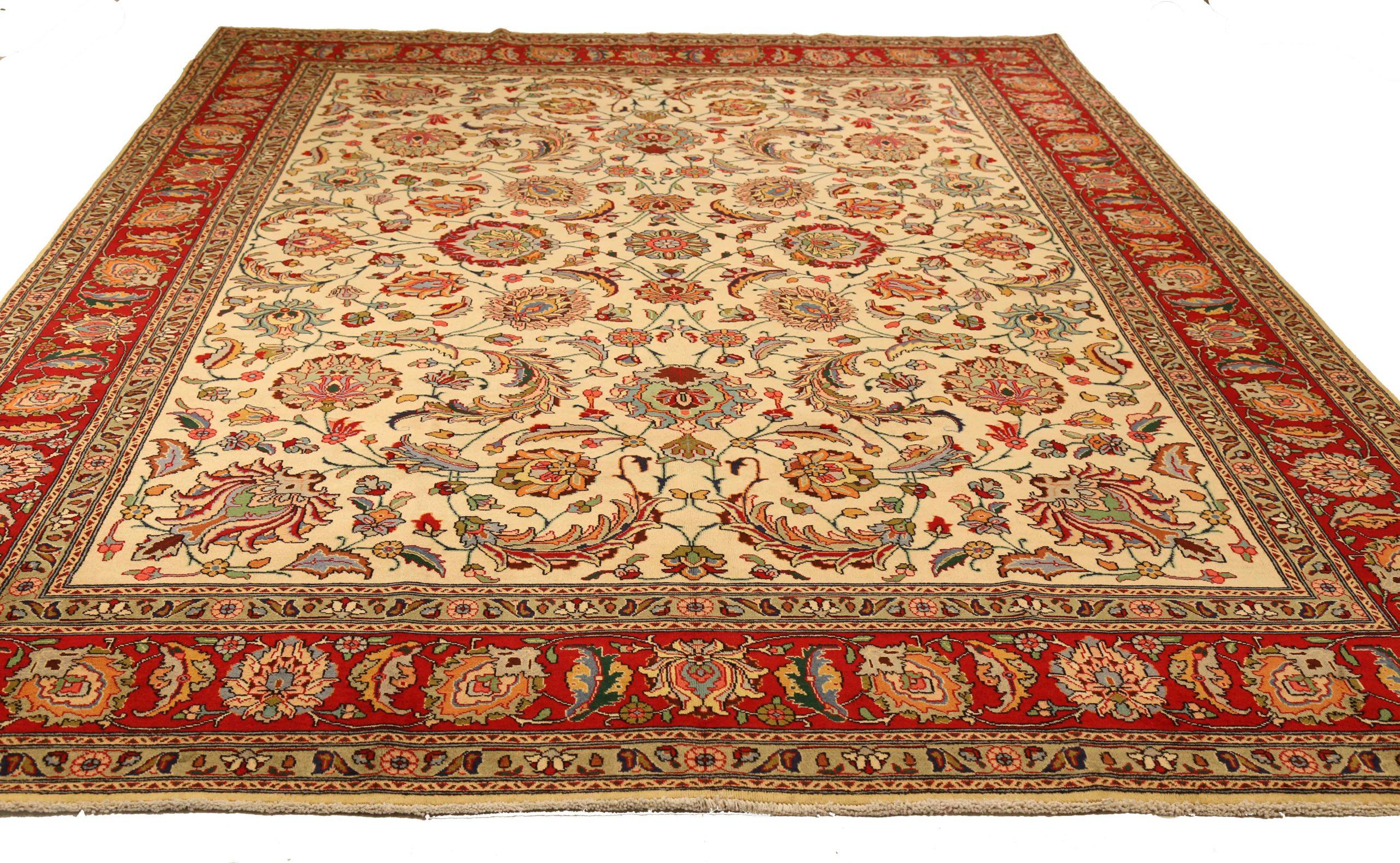 Entdecken Sie die Eleganz des persischen Täbris mit Teppichen um 1880. Dieses exklusive Design, das mit viel Liebe zum Detail entworfen wurde, ist perfekt, um Ihren Raum zu verschönern.
