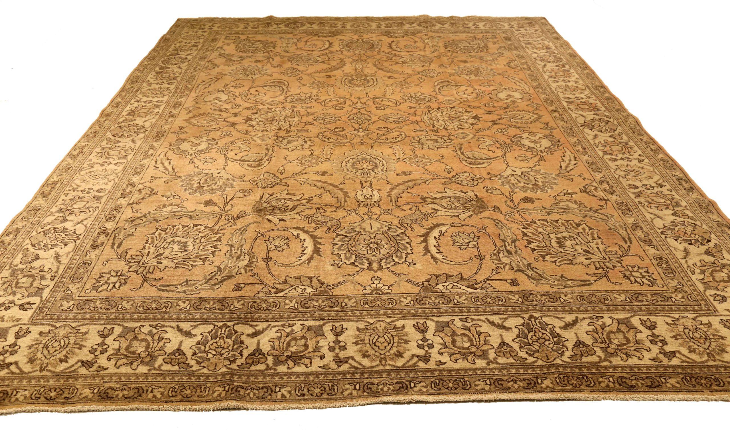 Scopri l'eleganza del Tabriz persiano con i tappeti d'area CIRCA del 1880. Progettato con una meticolosa attenzione ai dettagli, questo design esclusivo è perfetto per valorizzare il tuo spazio.