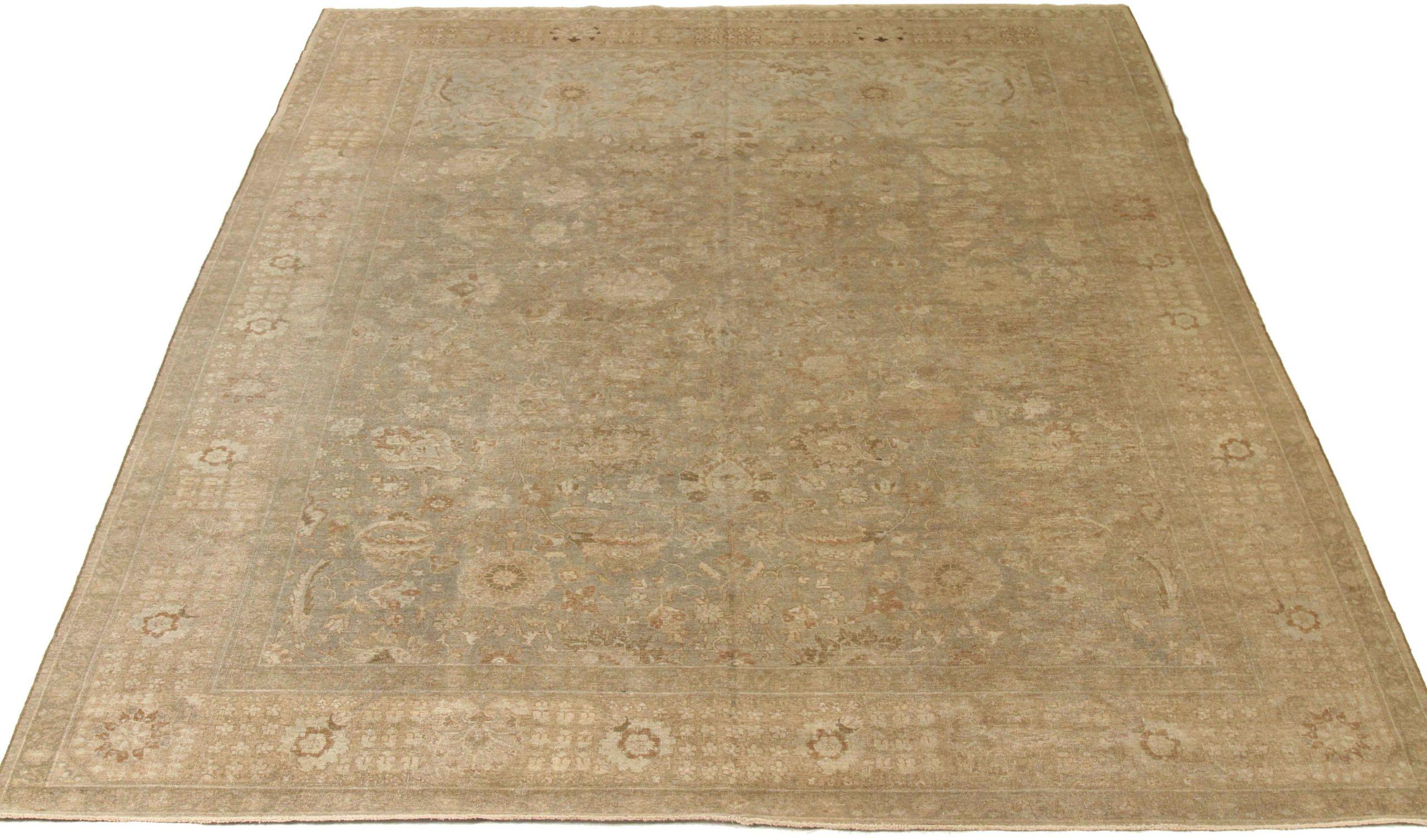 Scopri l'eleganza del Tabriz persiano con i tappeti d'area CIRCA del 1880. Progettato con una meticolosa attenzione ai dettagli, questo design esclusivo è perfetto per valorizzare il tuo spazio.