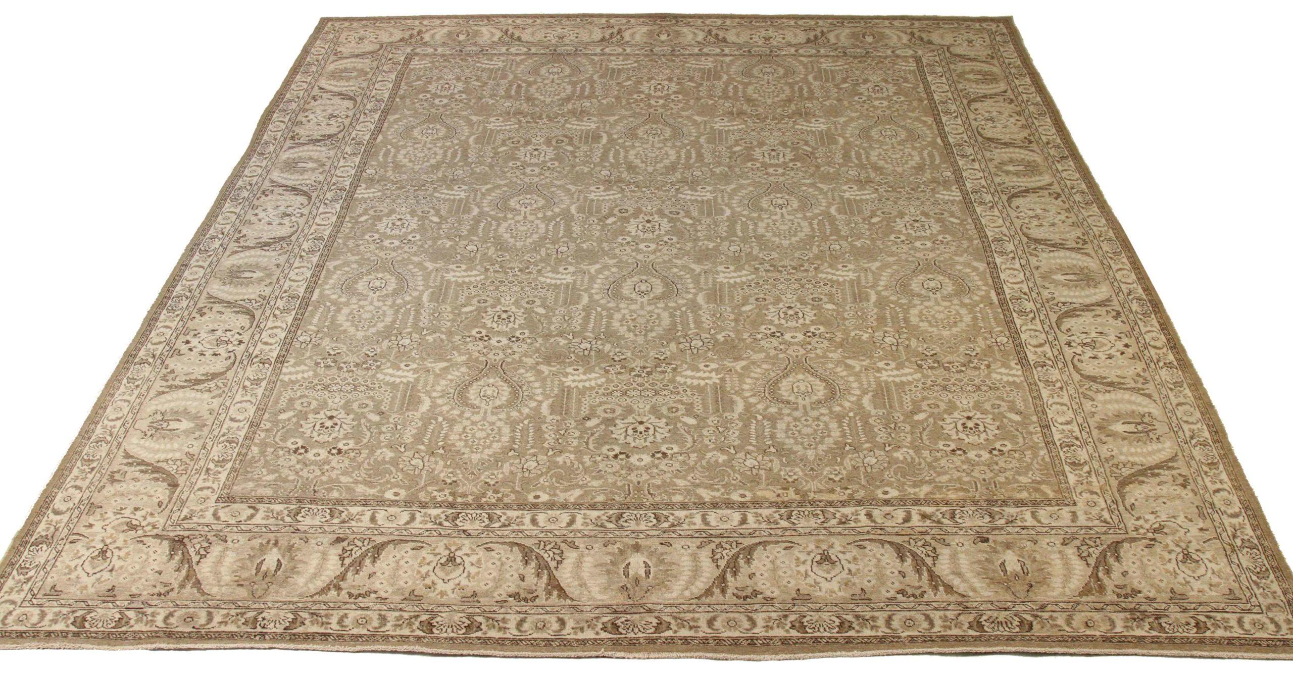 Scopri l'eleganza del Tabriz persiano con i tappeti d'area CIRCA del 1880. Progettato con una meticolosa attenzione ai dettagli, questo design esclusivo è perfetto per valorizzare il tuo spazio.