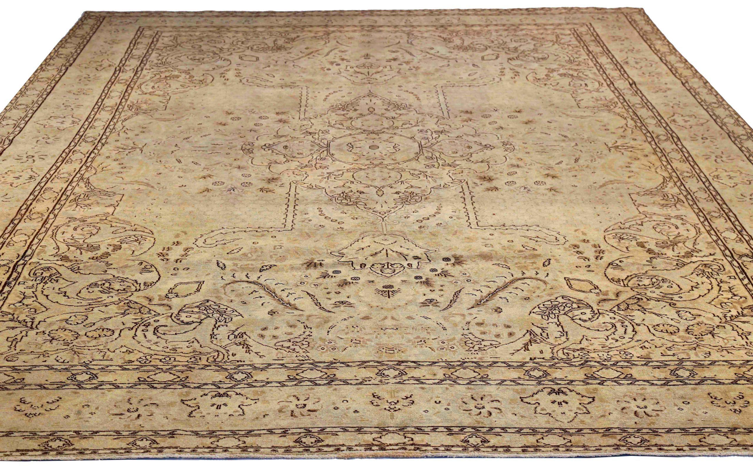 Scopri l'eleganza del Tabriz persiano con i tappeti d'area CIRCA del 1880. Progettato con una meticolosa attenzione ai dettagli, questo design esclusivo è perfetto per valorizzare il tuo spazio.