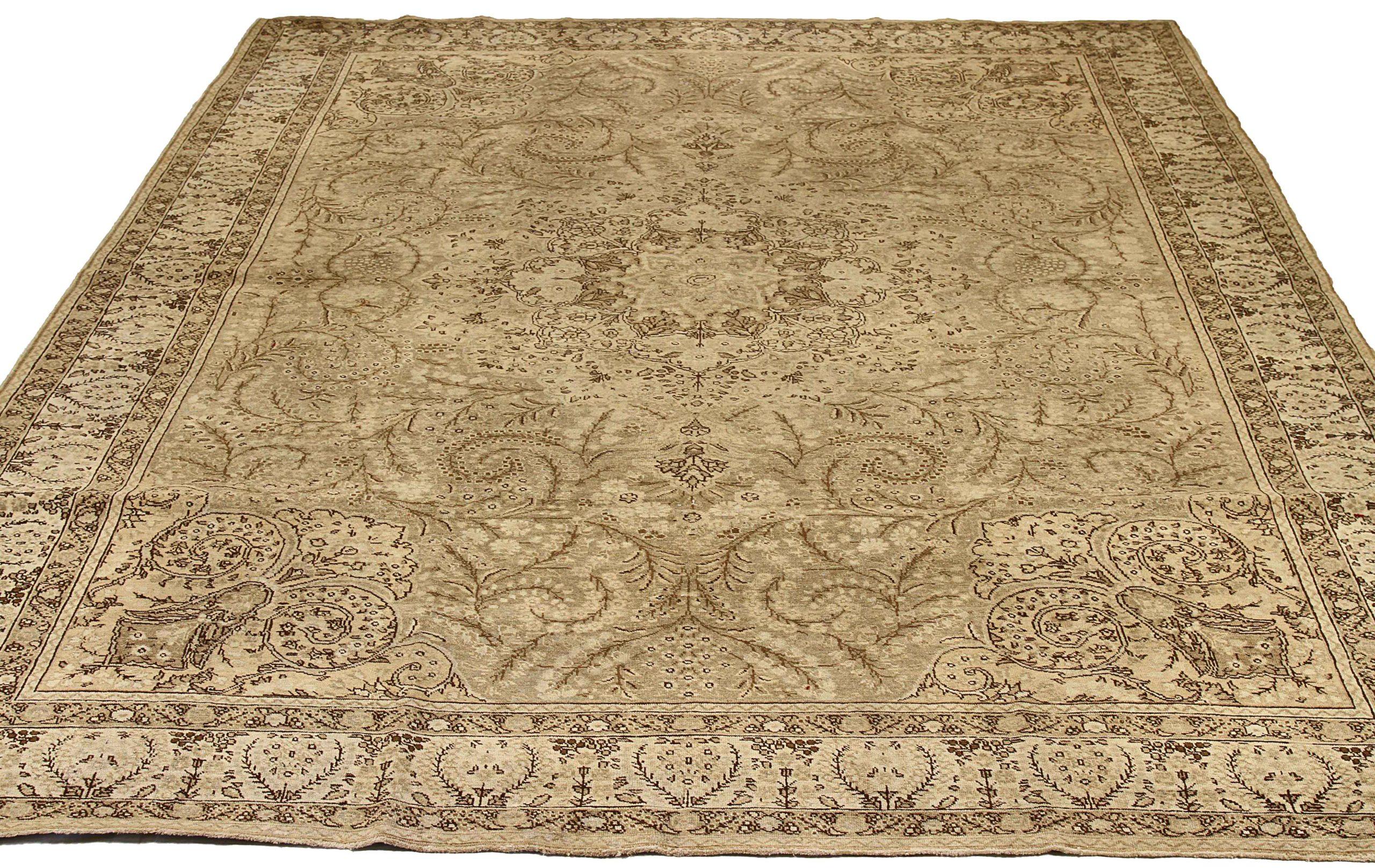 Scopri l'eleganza del Tabriz persiano con i tappeti d'area CIRCA del 1880. Progettato con una meticolosa attenzione ai dettagli, questo design esclusivo è perfetto per valorizzare il tuo spazio.