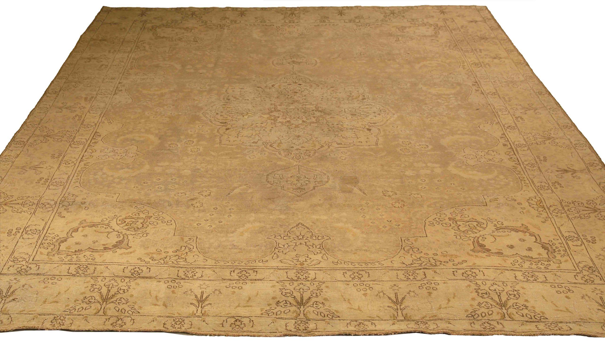 Scopri l'eleganza del Tabriz persiano con i tappeti d'area CIRCA del 1880. Progettato con una meticolosa attenzione ai dettagli, questo design esclusivo è perfetto per valorizzare il tuo spazio.