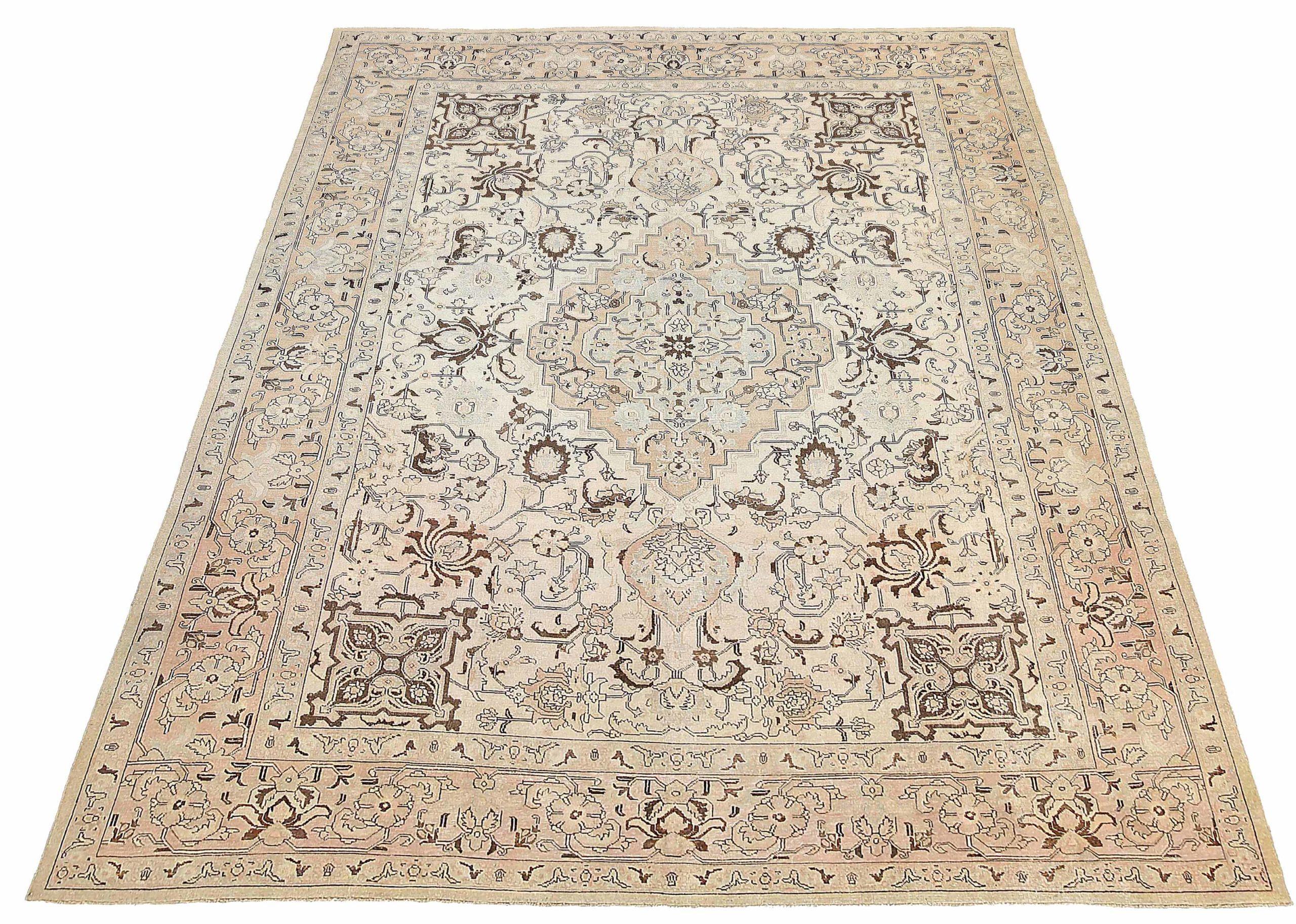 Entdecken Sie die Eleganz des persischen Täbris mit Teppichen um 1880. Dieses exklusive Design, das mit viel Liebe zum Detail entworfen wurde, ist perfekt, um Ihren Raum zu verschönern.