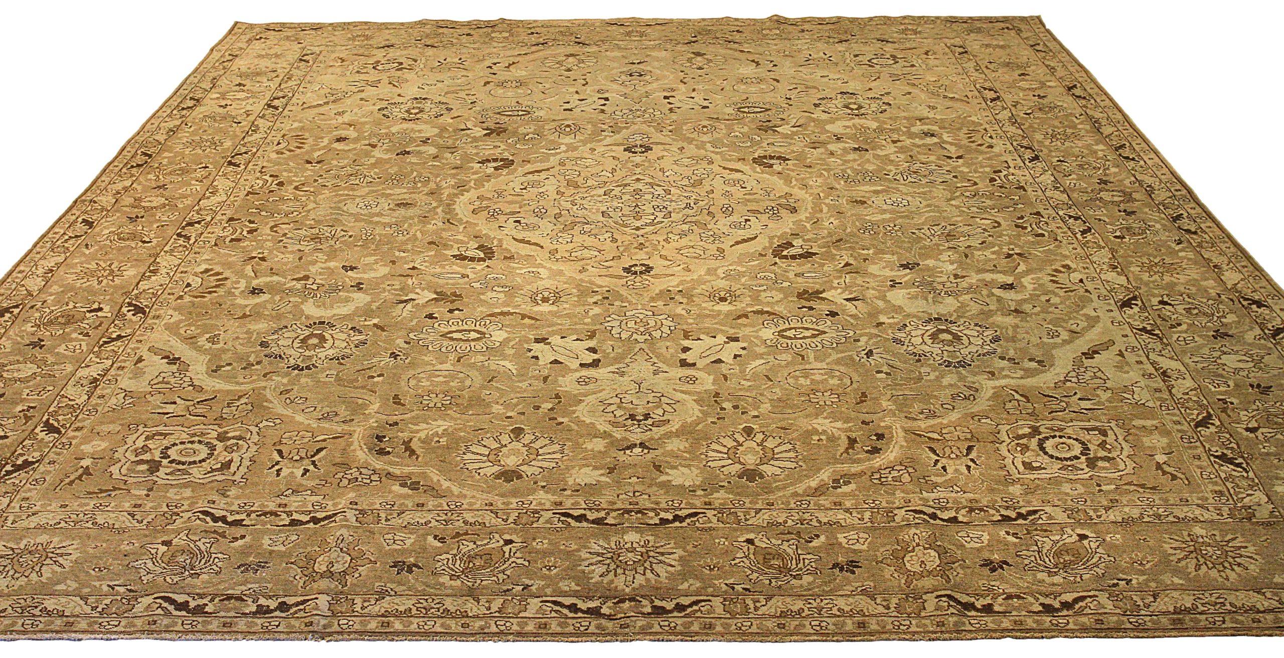 Scopri l'eleganza del Tabriz persiano con i tappeti d'area CIRCA del 1880. Progettato con una meticolosa attenzione ai dettagli, questo design esclusivo è perfetto per valorizzare il tuo spazio.
