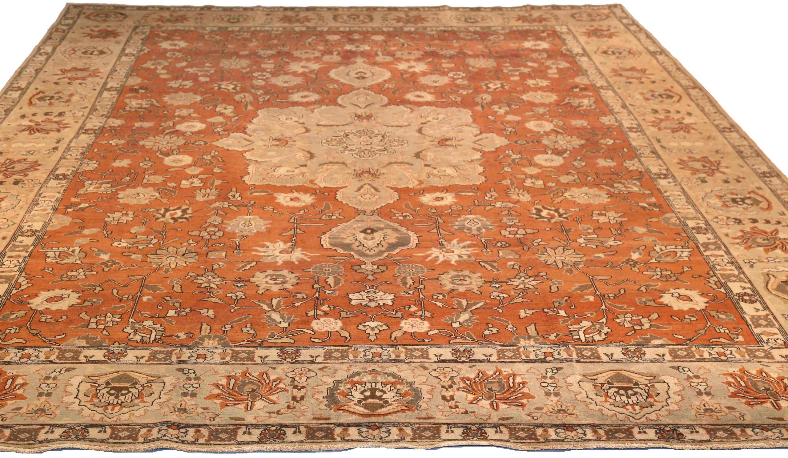 Entdecken Sie die Eleganz des persischen Täbris mit Teppichen um 1880. Dieses exklusive Design, das mit viel Liebe zum Detail entworfen wurde, ist perfekt, um Ihren Raum zu verschönern.