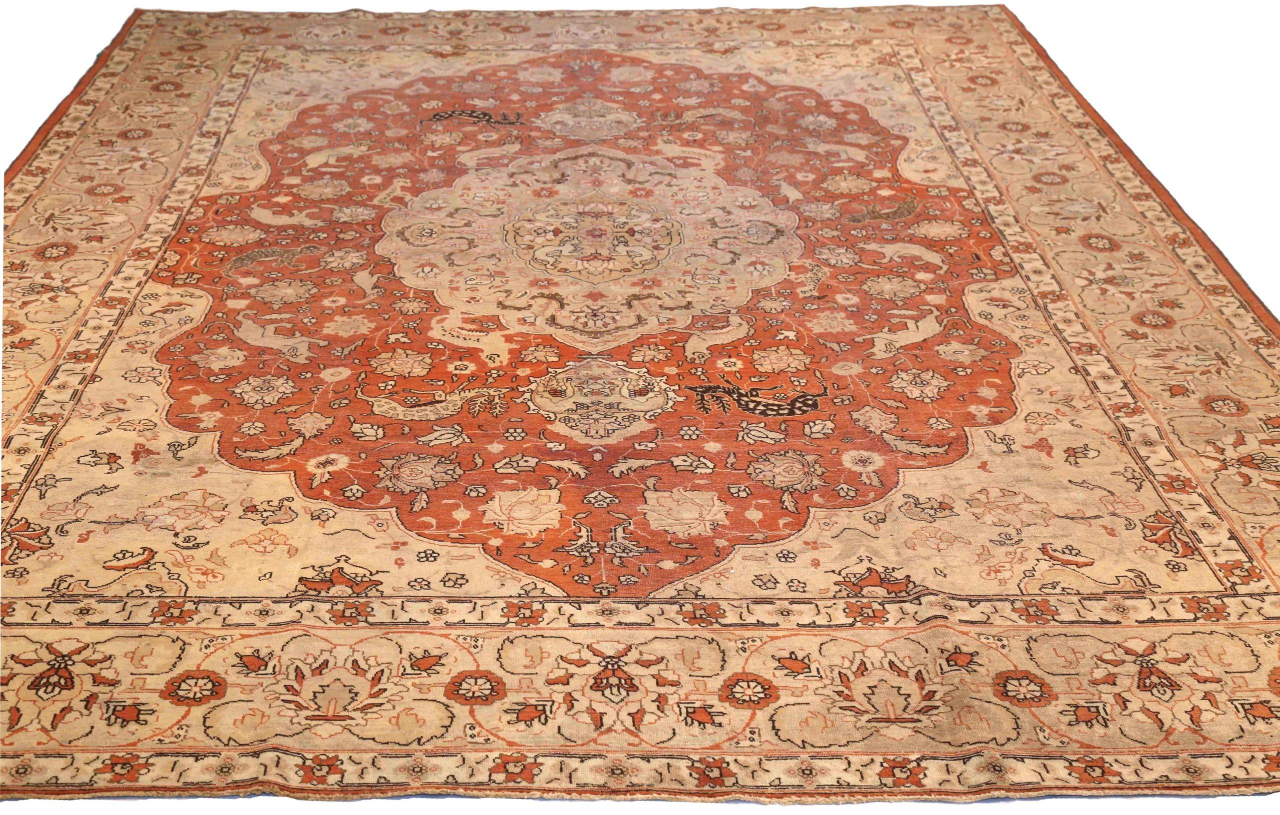 Entdecken Sie die Eleganz des persischen Täbris mit Teppichen um 1880. Dieses exklusive Design, das mit viel Liebe zum Detail entworfen wurde, ist perfekt, um Ihren Raum zu verschönern.