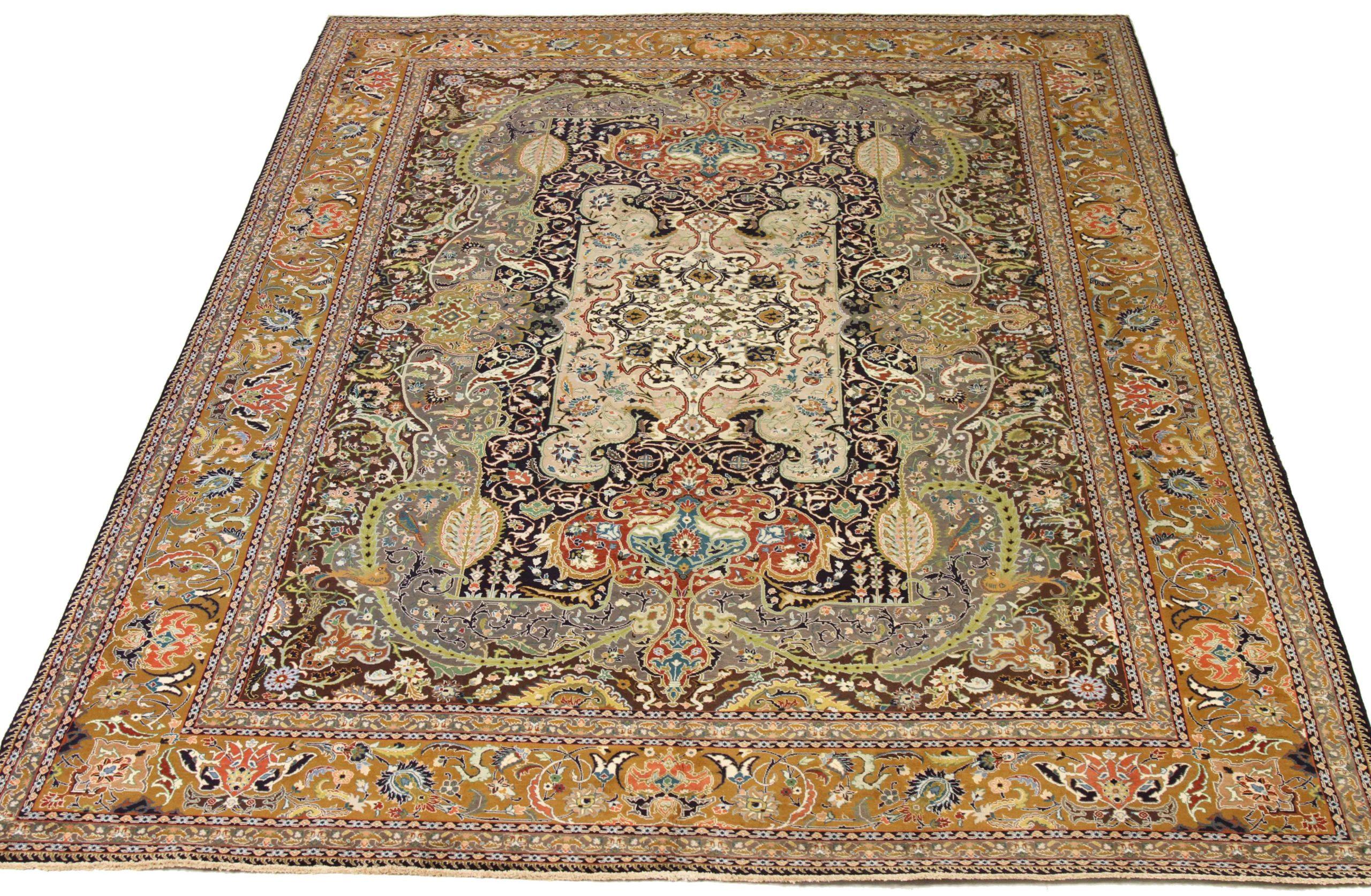 Descubre la elegancia de las alfombras persas Tabriz de Circa 1880. Diseñado con meticulosa atención al detalle, este diseño exclusivo es perfecto para realzar tu espacio.
