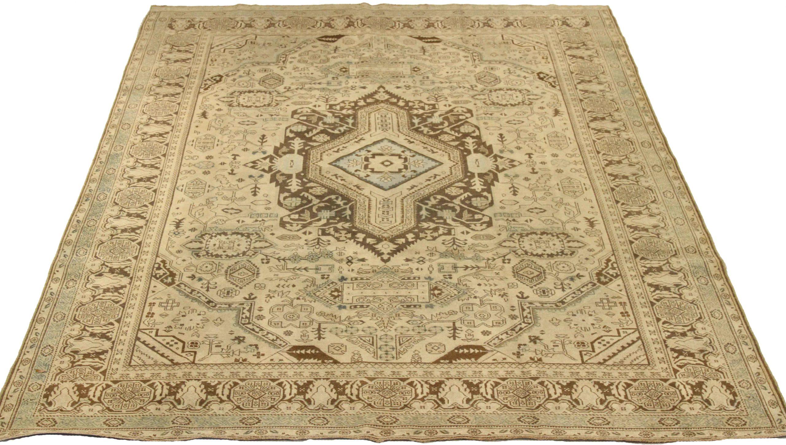 Scopri l'eleganza del Tabriz persiano con i tappeti d'area CIRCA del 1880. Progettato con una meticolosa attenzione ai dettagli, questo design esclusivo è perfetto per valorizzare il tuo spazio.