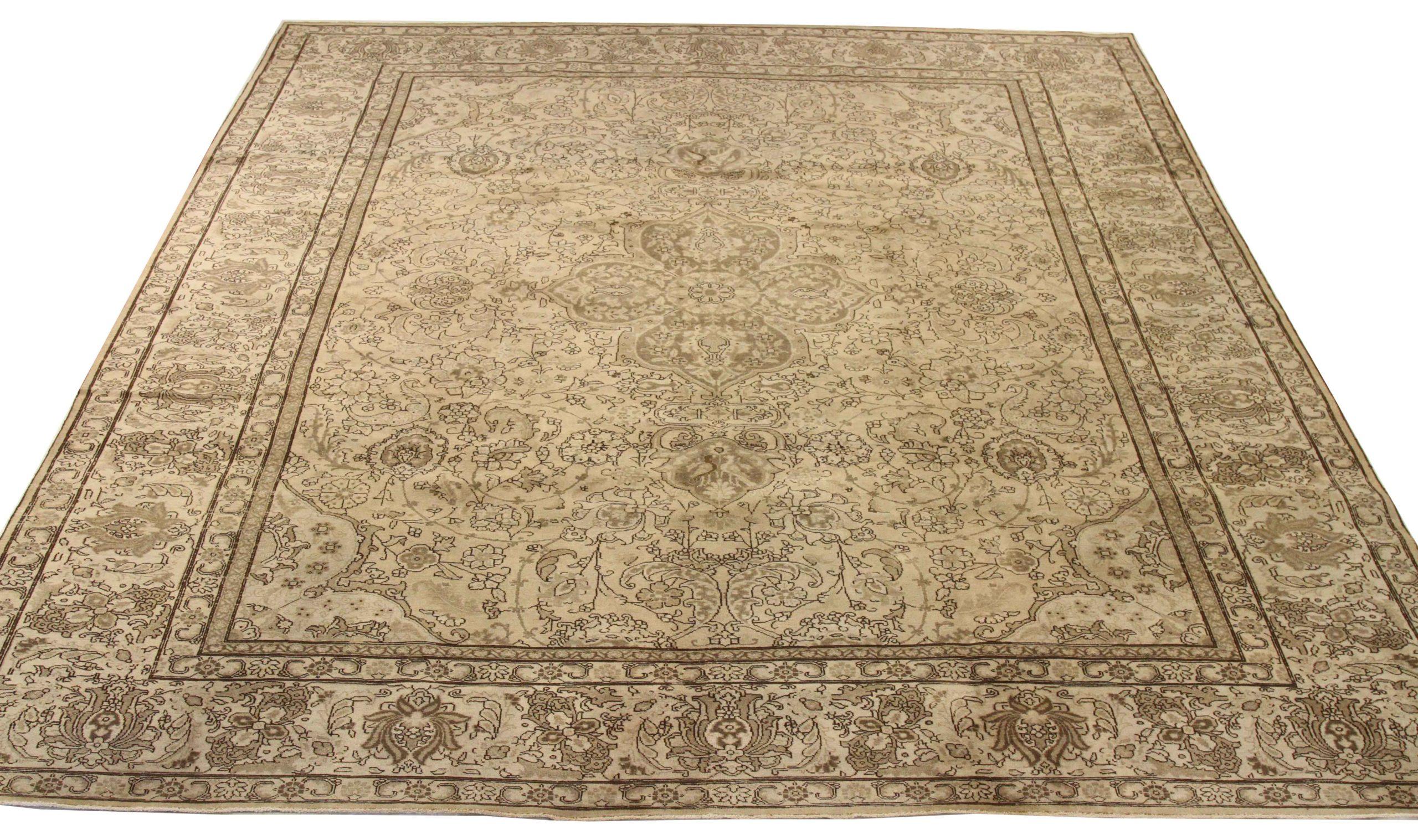 Entdecken Sie die Eleganz des persischen Täbris mit Teppichen um 1880. Dieses exklusive Design, das mit viel Liebe zum Detail entworfen wurde, ist perfekt, um Ihren Raum zu verschönern.