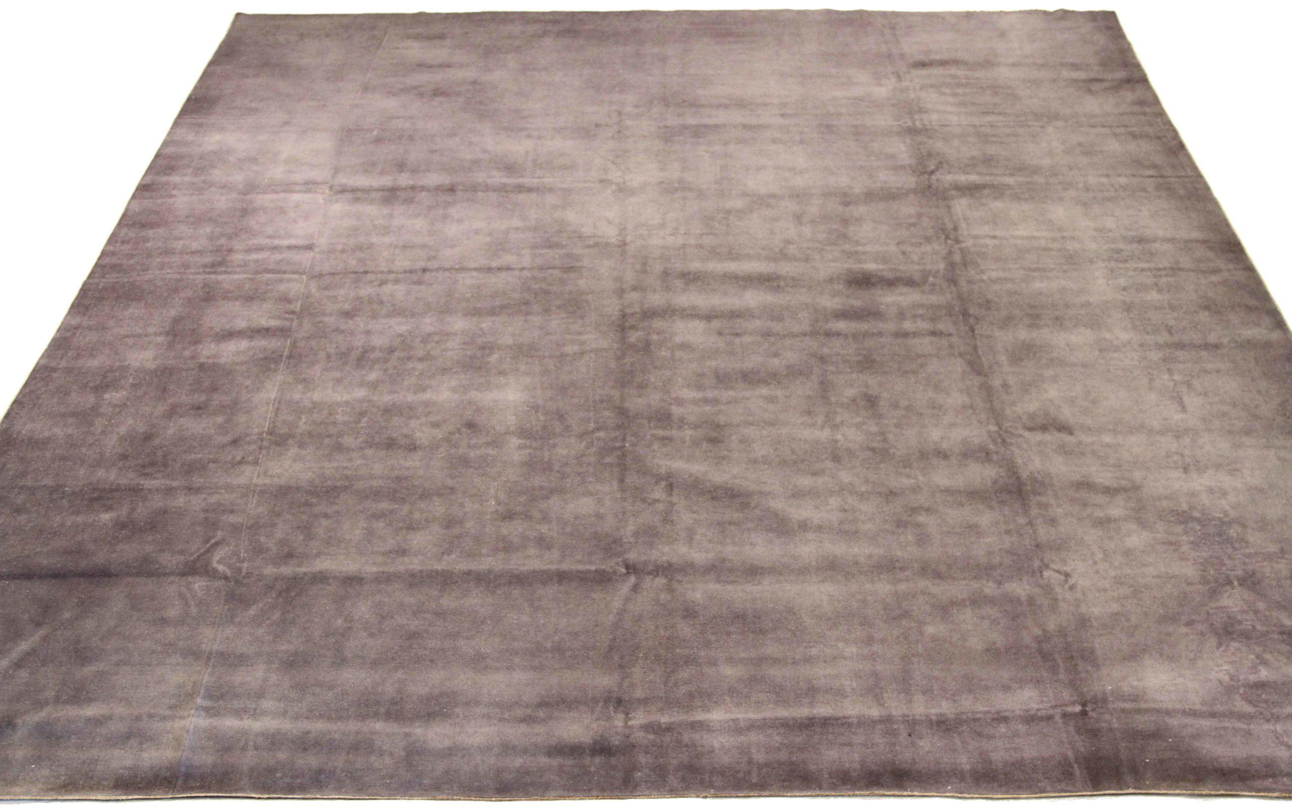Découvrez l'élégance des tapis persans Tabriz de Circa 1880. Conçu avec une attention méticuleuse aux détails, ce design exclusif est parfait pour mettre en valeur votre espace.