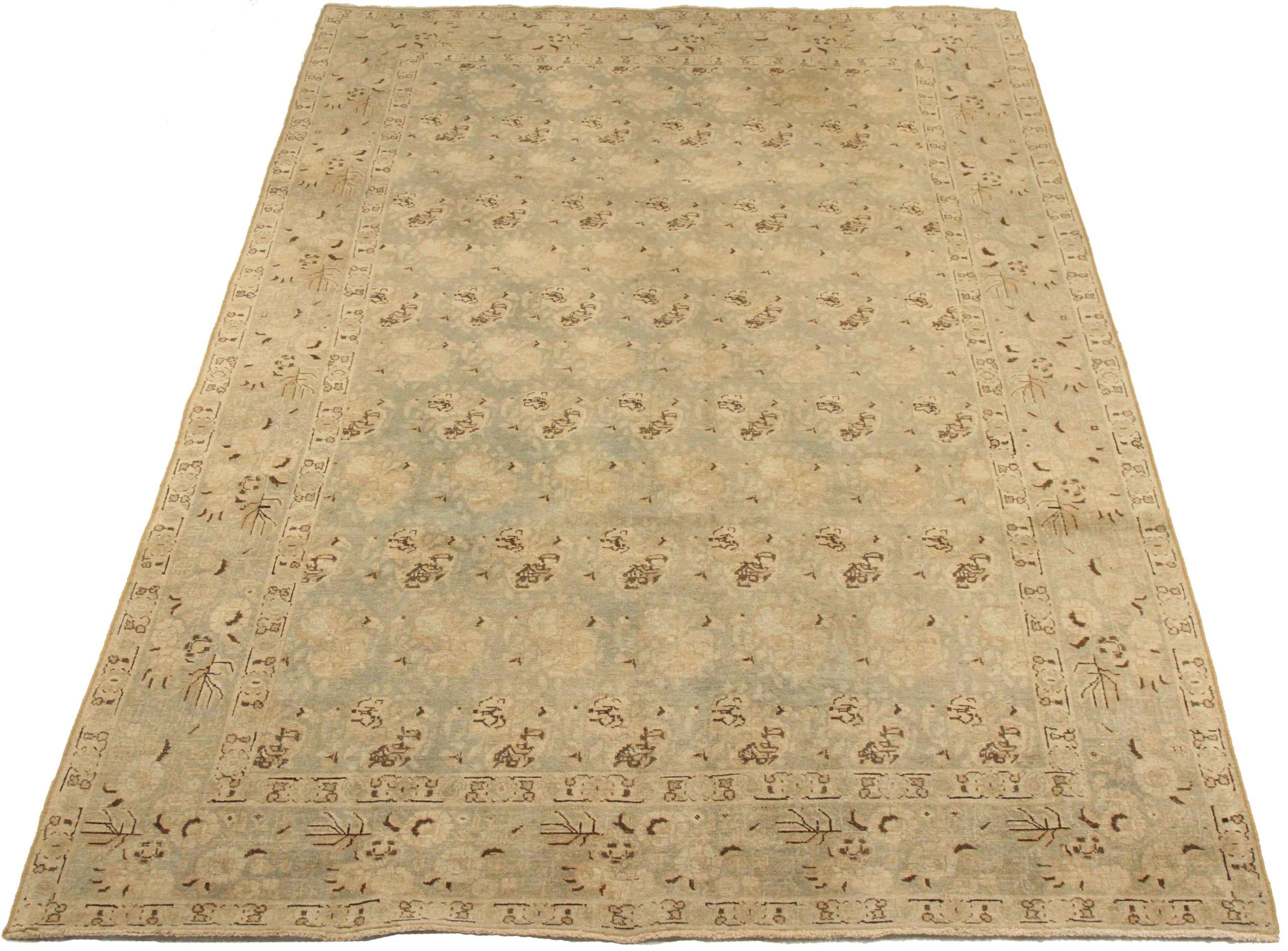 Scopri l'eleganza del Tabriz persiano con i tappeti d'area CIRCA del 1880. Progettato con una meticolosa attenzione ai dettagli, questo design esclusivo è perfetto per valorizzare il tuo spazio.