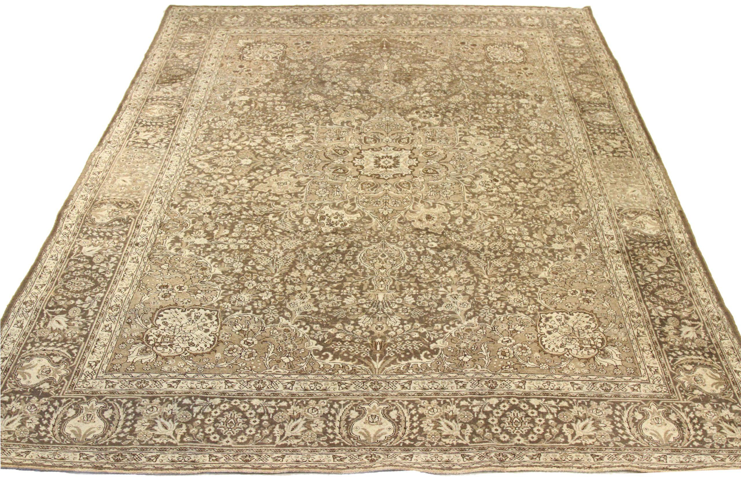 Scopri l'eleganza del Tabriz persiano con i tappeti d'area CIRCA del 1880. Progettato con una meticolosa attenzione ai dettagli, questo design esclusivo è perfetto per valorizzare il tuo spazio.