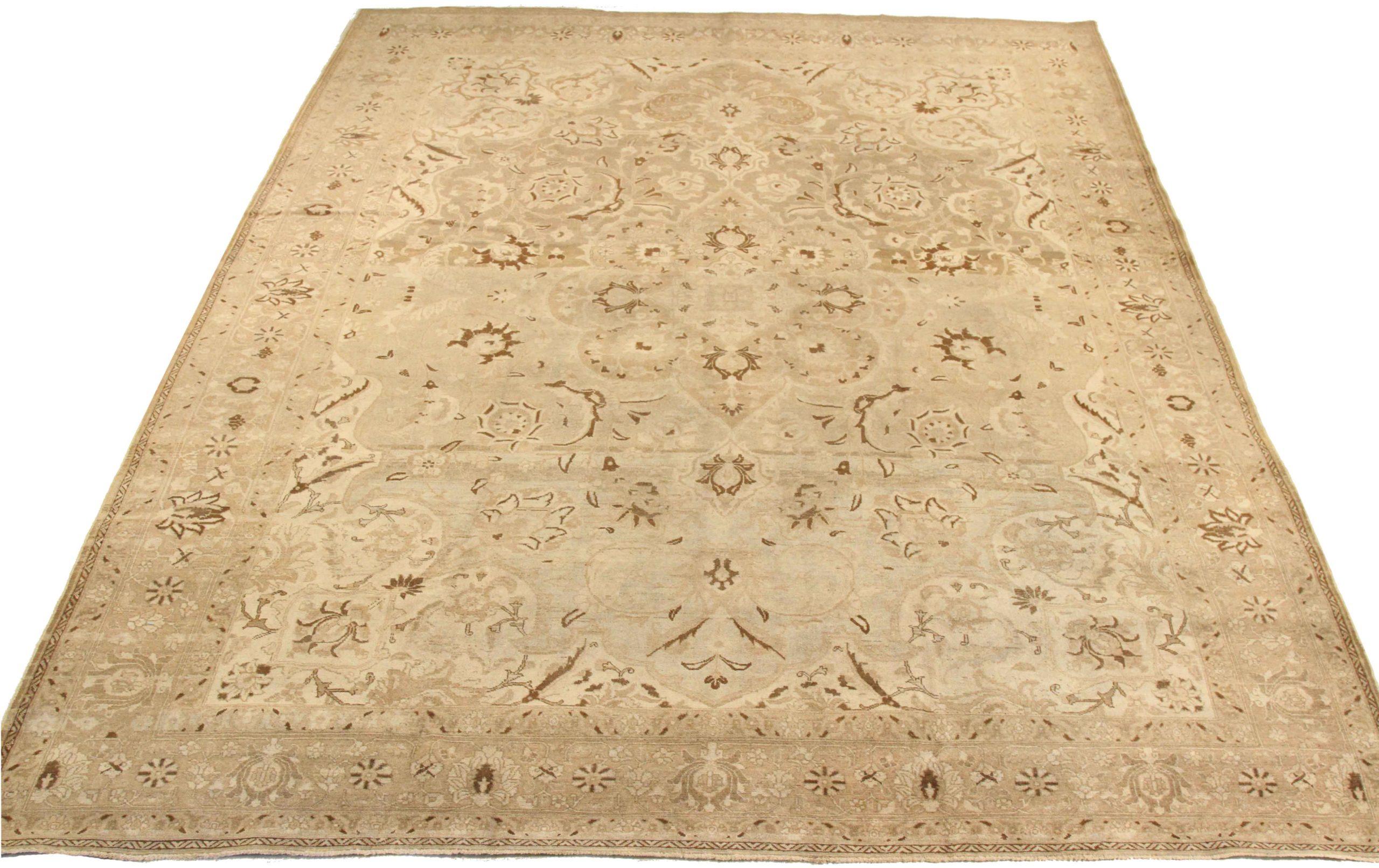Découvrez l'élégance des tapis persans Tabriz de Circa 1880. Conçu avec une attention méticuleuse aux détails, ce design exclusif est parfait pour mettre en valeur votre espace.
