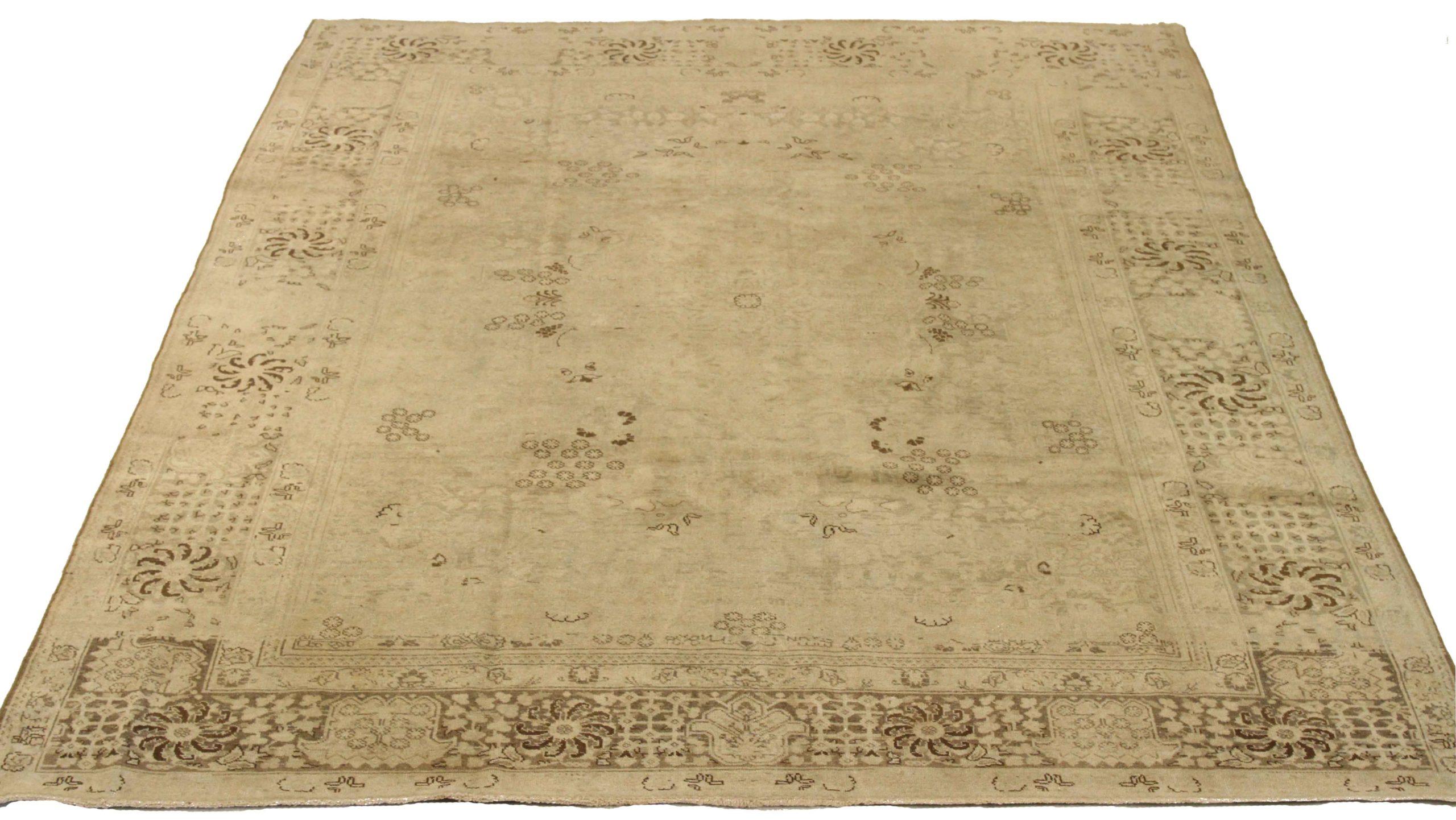 Scopri l'eleganza del Tabriz persiano con i tappeti d'area CIRCA del 1880. Progettato con una meticolosa attenzione ai dettagli, questo design esclusivo è perfetto per valorizzare il tuo spazio.