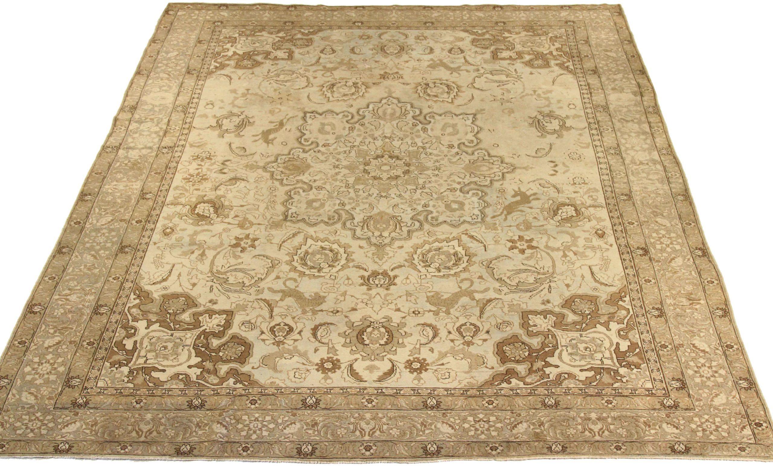 Scopri l'eleganza del Tabriz persiano con i tappeti d'area CIRCA del 1880. Progettato con una meticolosa attenzione ai dettagli, questo design esclusivo è perfetto per valorizzare il tuo spazio.