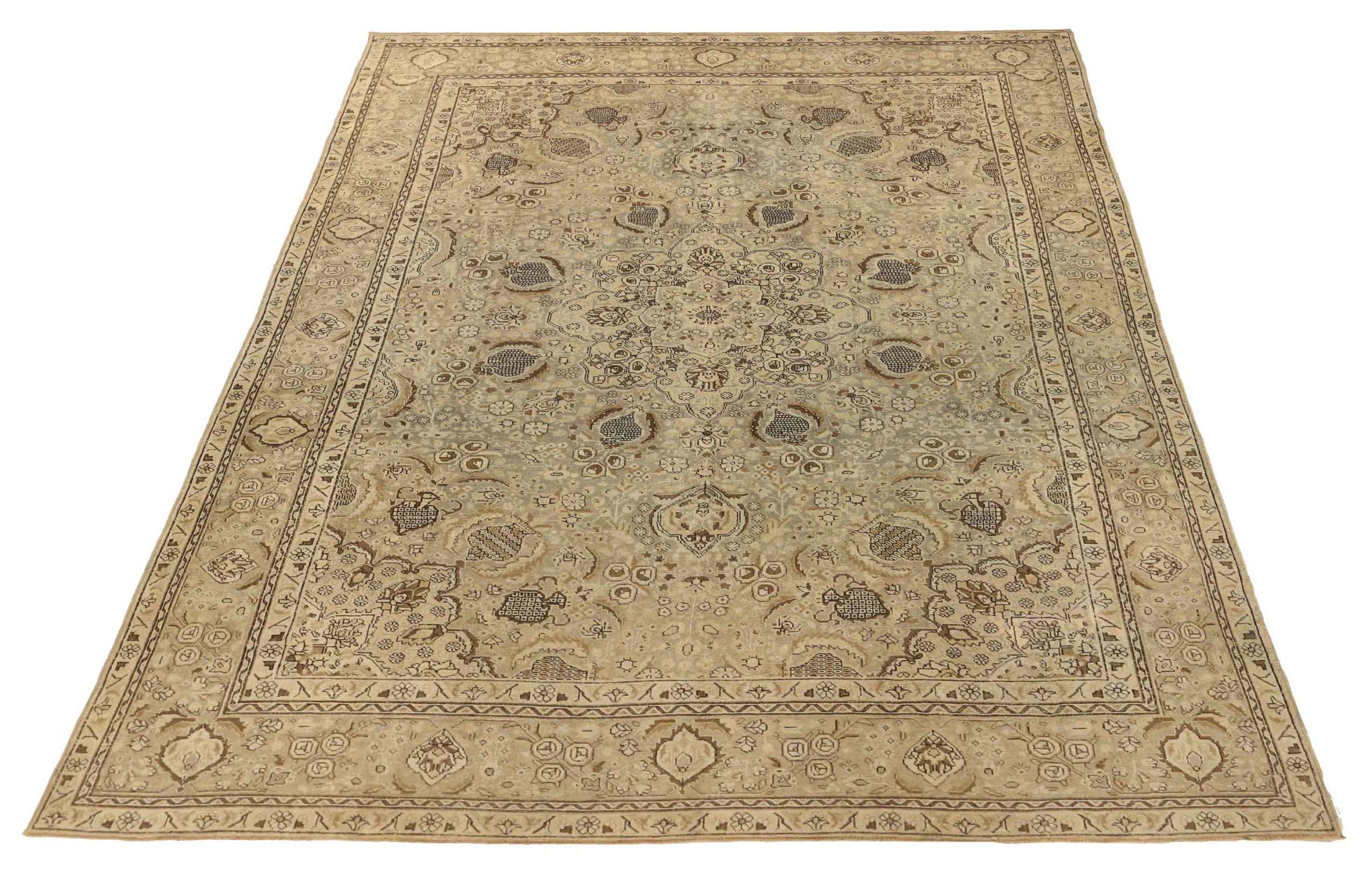 Scopri l'eleganza del Tabriz persiano con i tappeti d'area CIRCA del 1880. Progettato con una meticolosa attenzione ai dettagli, questo design esclusivo è perfetto per valorizzare il tuo spazio.