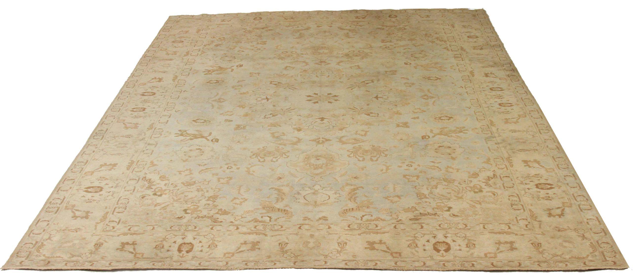Scopri l'eleganza del Tabriz persiano con i tappeti d'area CIRCA del 1880. Progettato con una meticolosa attenzione ai dettagli, questo design esclusivo è perfetto per valorizzare il tuo spazio.