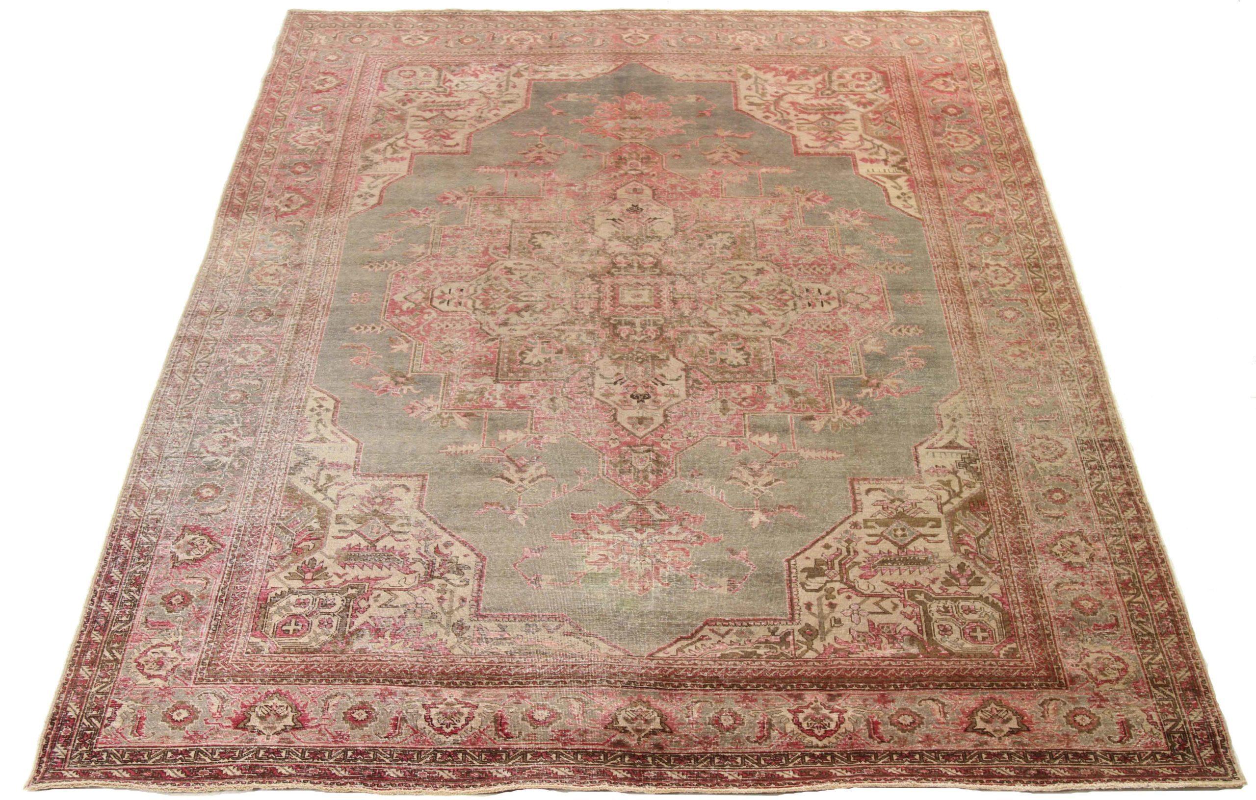 Descubre la elegancia de las alfombras persas Tabriz de Circa 1880. Diseñado con meticulosa atención al detalle, este diseño exclusivo es perfecto para realzar tu espacio.