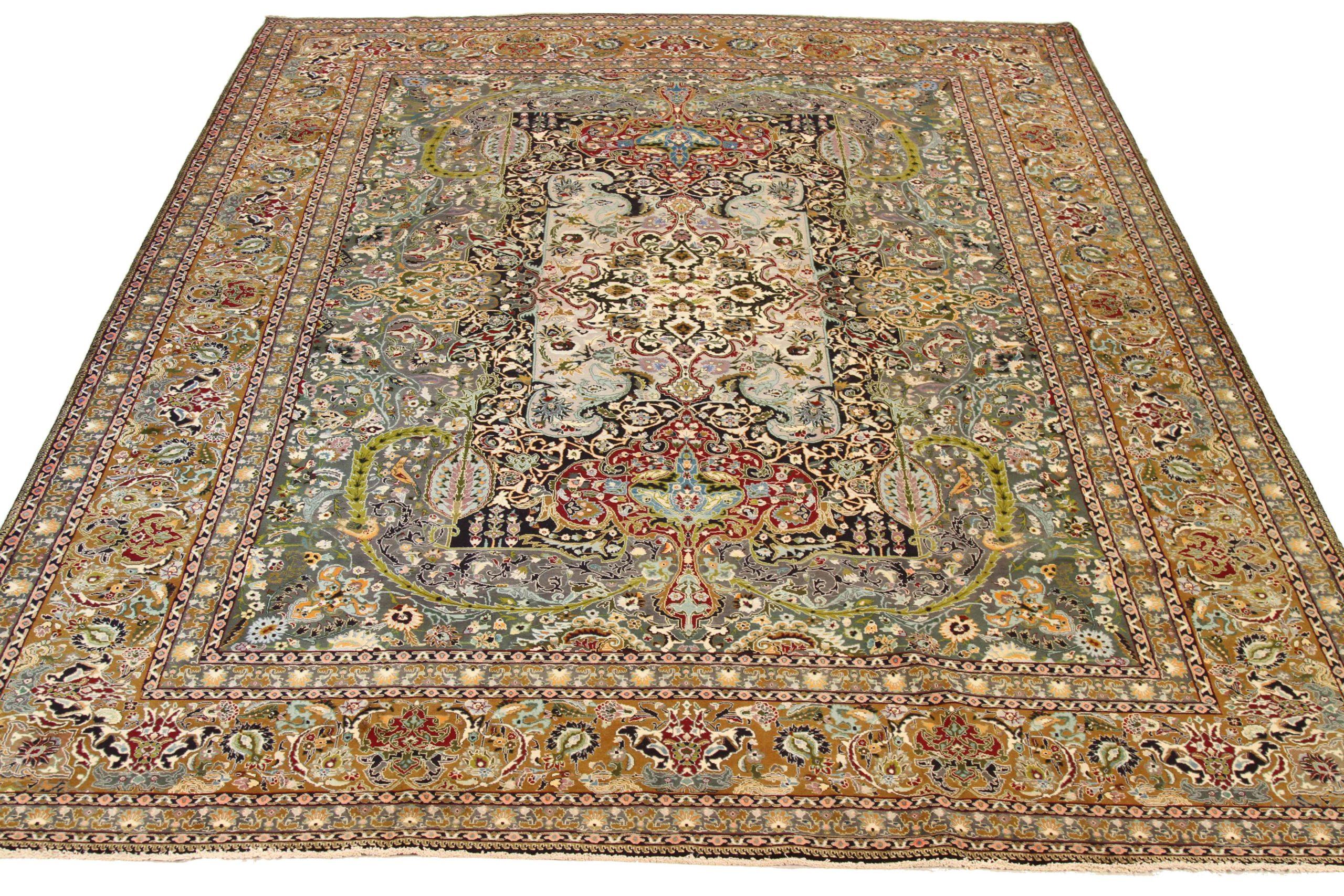 Descubre la elegancia de las alfombras persas Tabriz de Circa 1880. Diseñado con meticulosa atención al detalle, este diseño exclusivo es perfecto para realzar tu espacio.