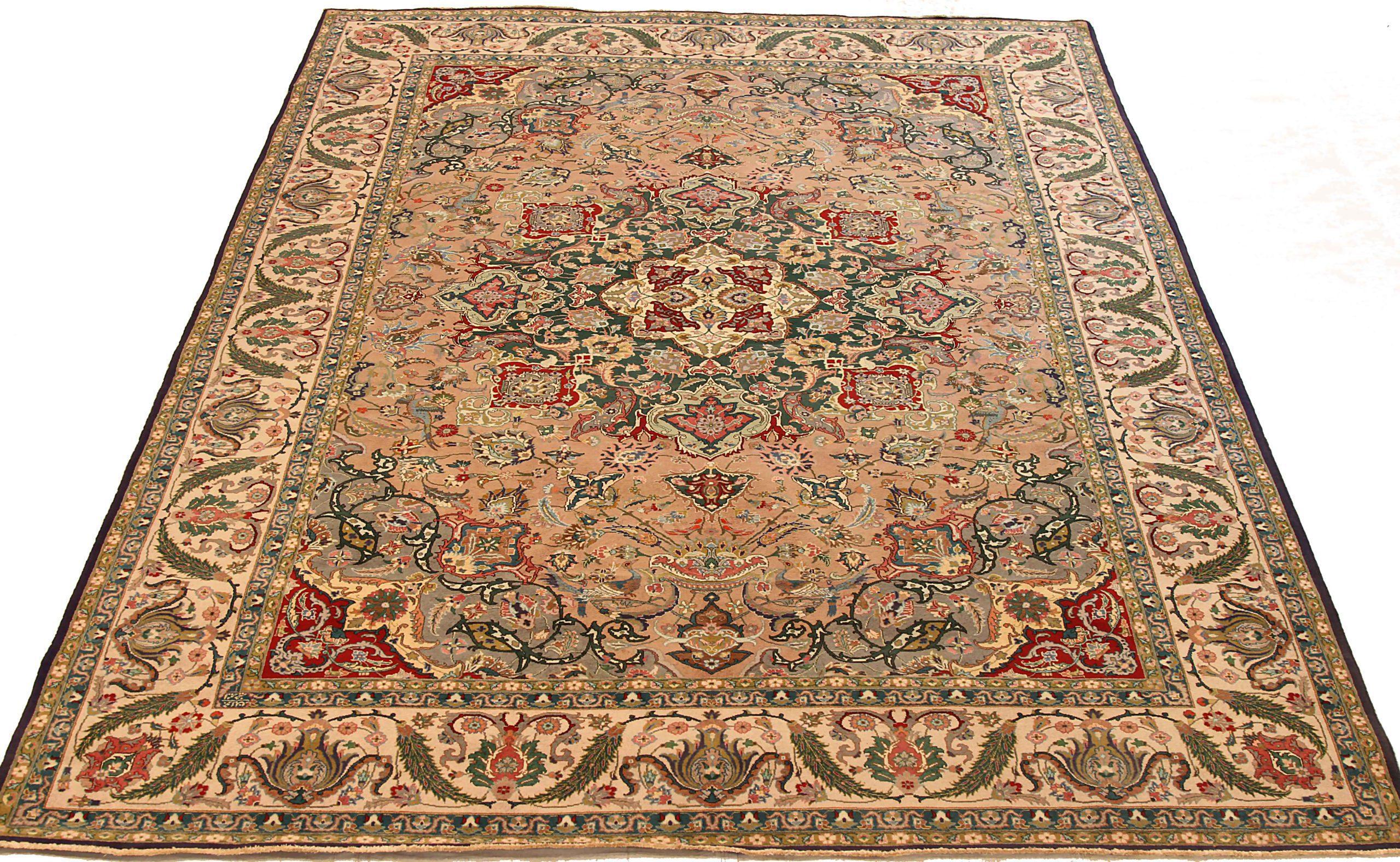 Découvrez l'élégance des tapis persans Tabriz de Circa 1880. Conçu avec une attention méticuleuse aux détails, ce design exclusif est parfait pour mettre en valeur votre espace.