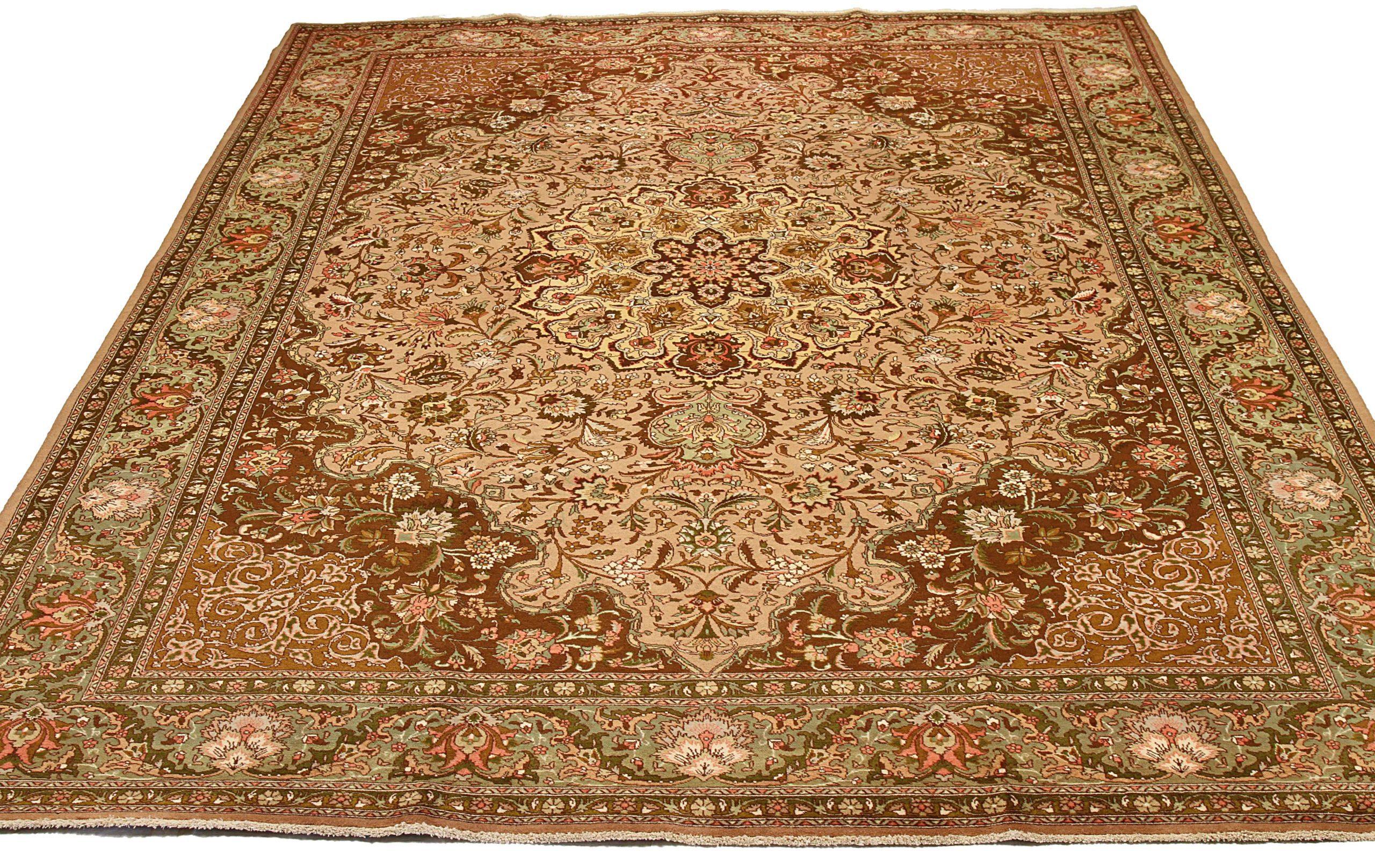 Découvrez l'élégance des tapis persans Tabriz de Circa 1880. Conçu avec Silk et BrownPinkYellow, ce design exclusif est parfait pour mettre en valeur votre espace.