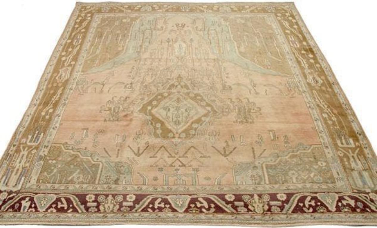 Entdecken Sie die Eleganz des persischen Täbris mit Teppichen um 1880. Dieses exklusive Design aus Wolle und BlueBrownPink ist perfekt, um Ihren Raum zu verschönern.