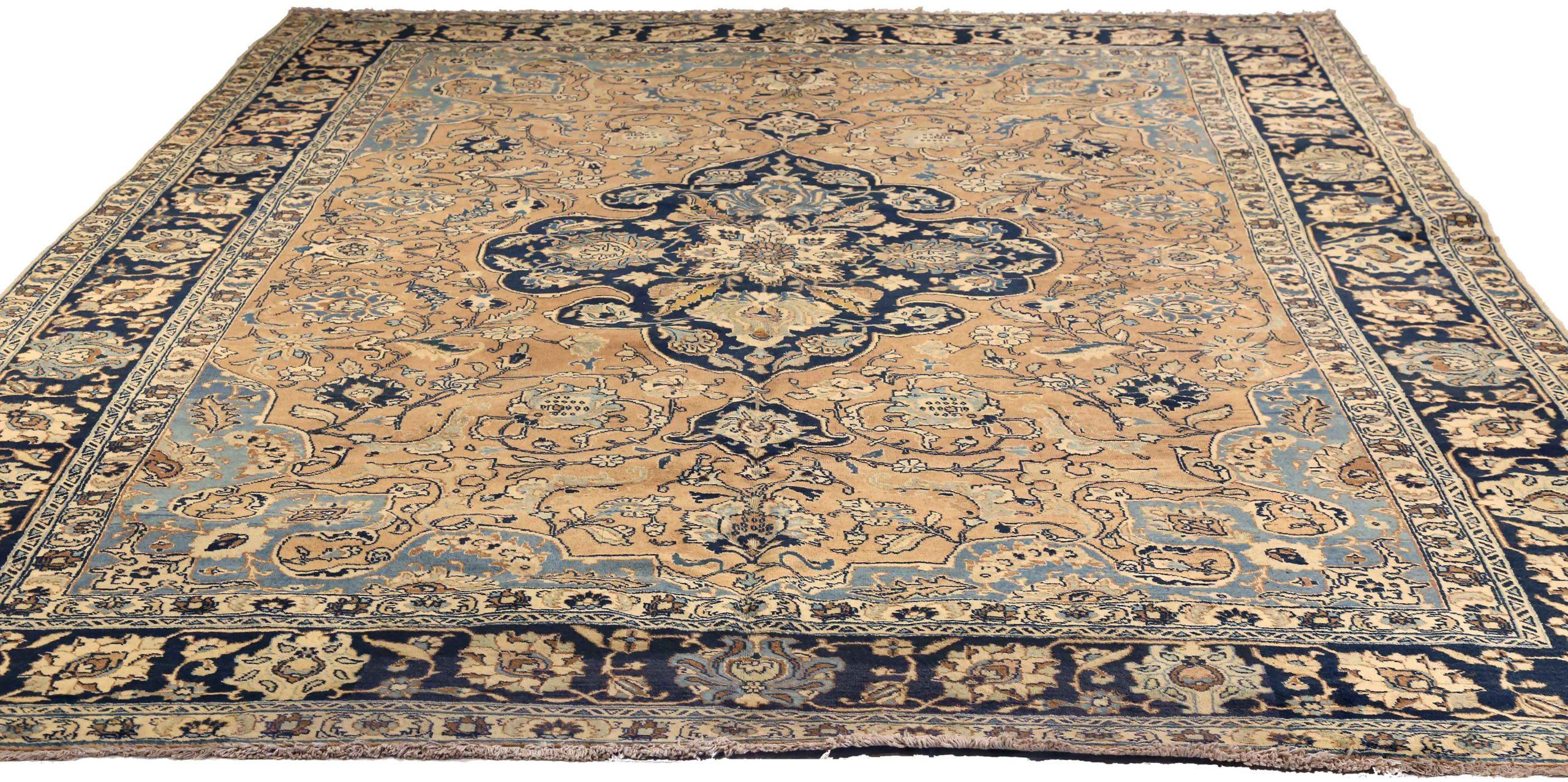 Descubre la elegancia de las alfombras persas Tabriz de Circa 1880. Diseñado con lana y colores azul marino y rosa, este diseño exclusivo es perfecto para realzar tu espacio.