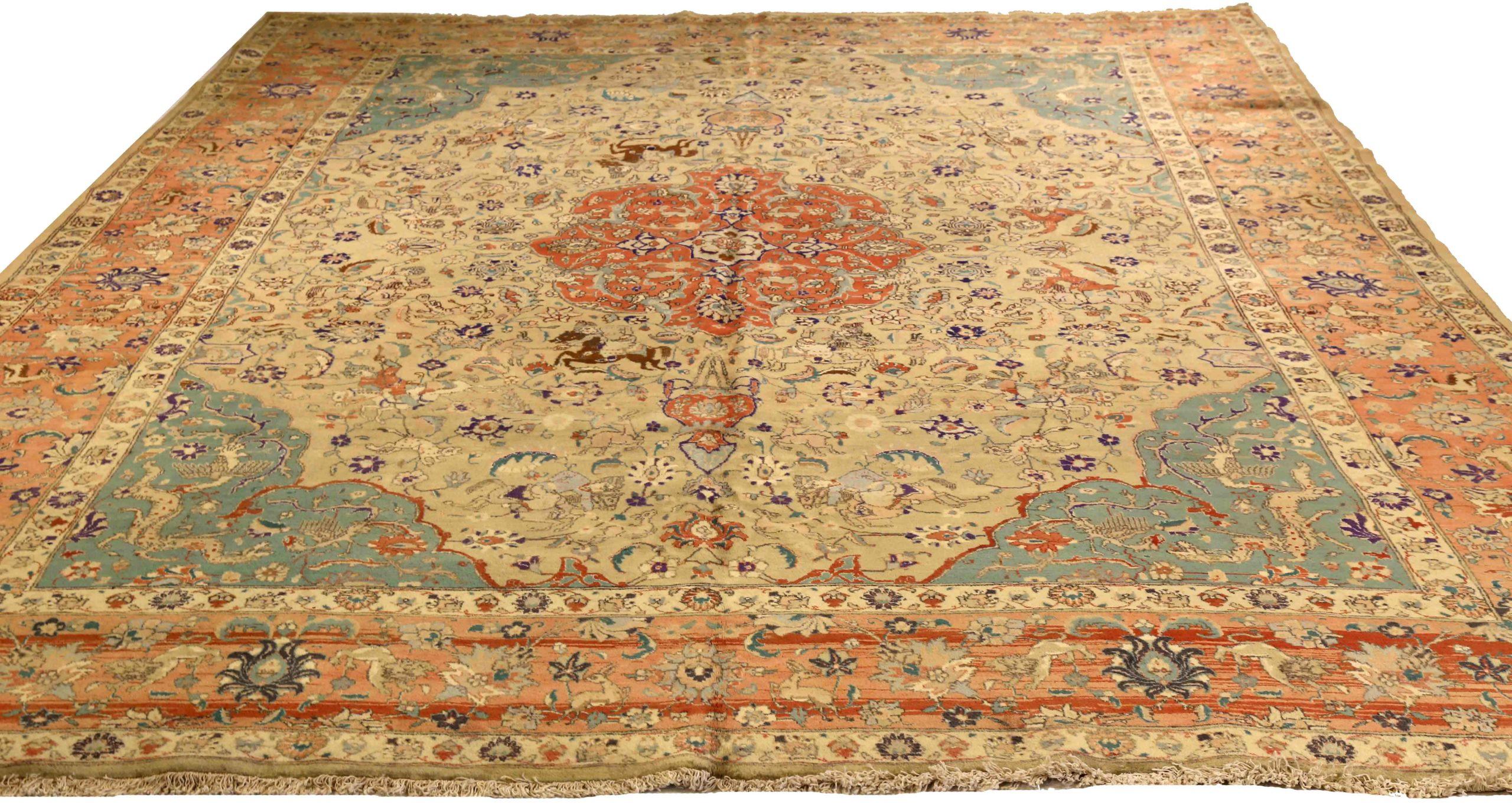Entdecken Sie die Eleganz des persischen Täbris mit Teppichen um 1880. Dieses exklusive Design aus Wolle und Blau-Elfenbein-Rosa ist perfekt, um Ihren Raum zu verschönern.