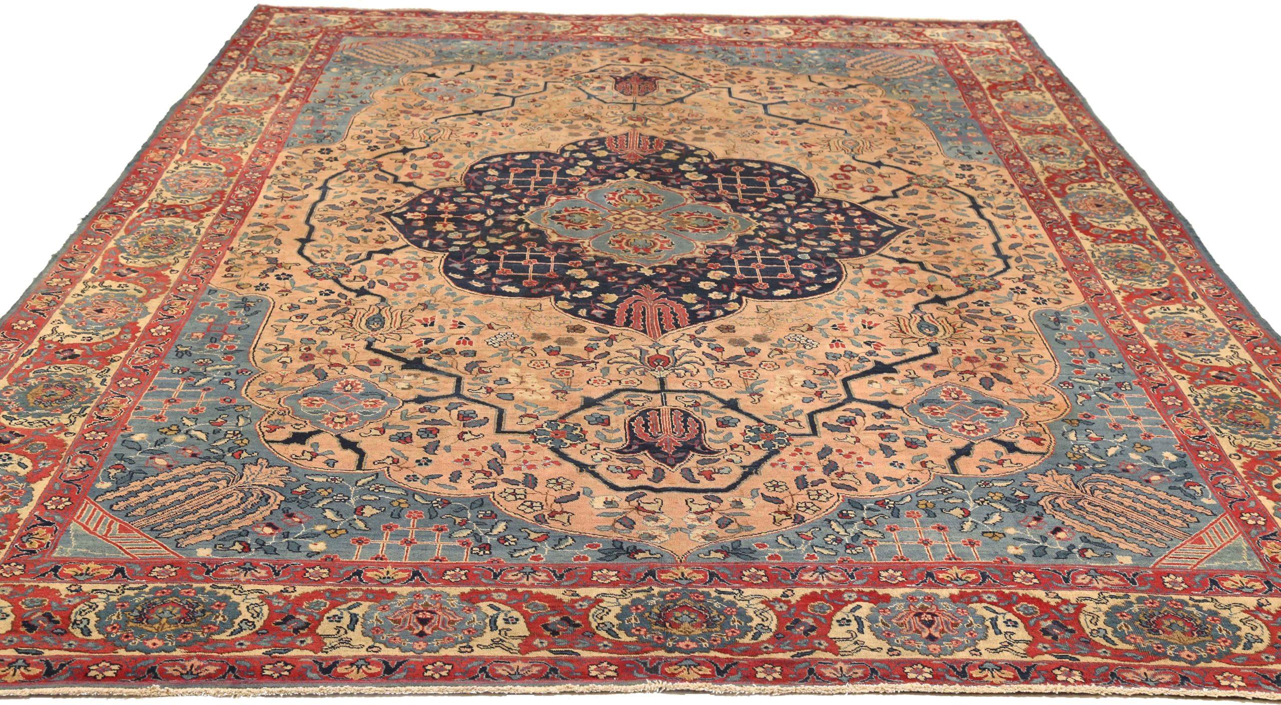 Entdecken Sie die Eleganz des persischen Täbris mit Teppichen um 1880. Mit Wolle und BluePinkRed entworfen, ist dieses exklusive Design perfekt, um Ihren Raum zu verschönern.