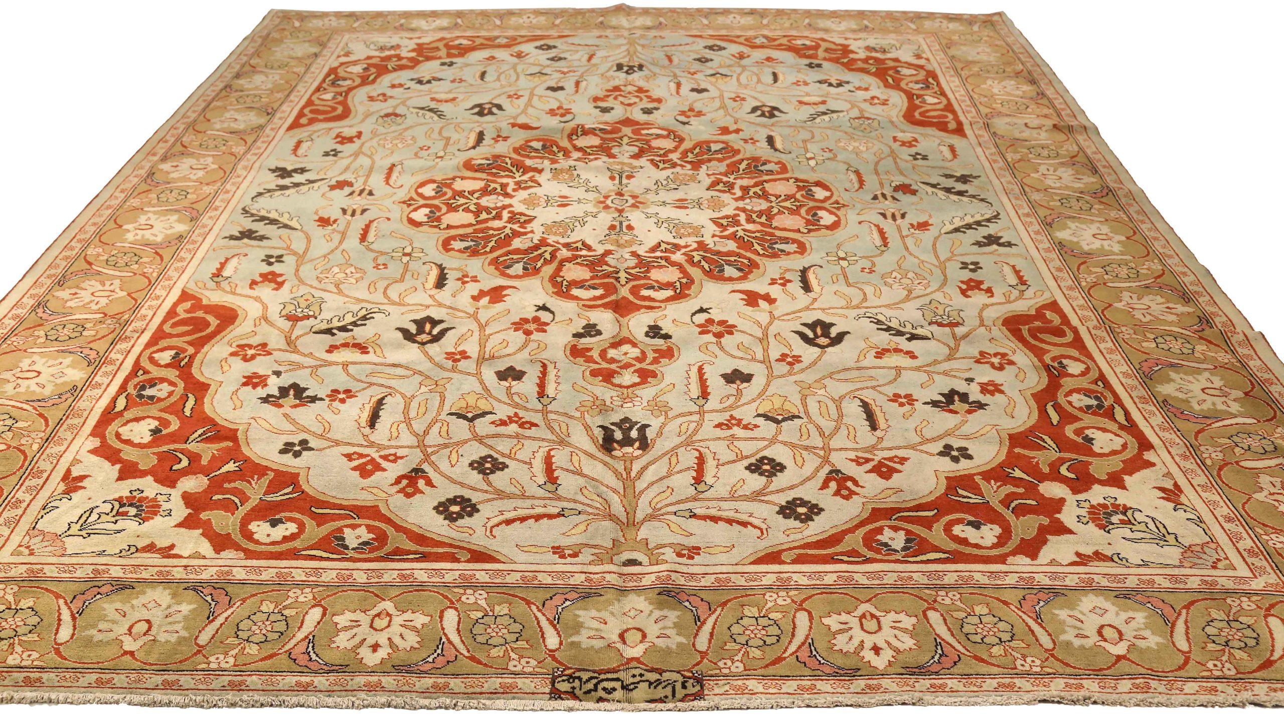 Scopri l'eleganza del Tabriz persiano con i tappeti d'area CIRCA del 1880. Progettato con lana e BlueRedTaupe, questo design esclusivo è perfetto per valorizzare il tuo spazio.