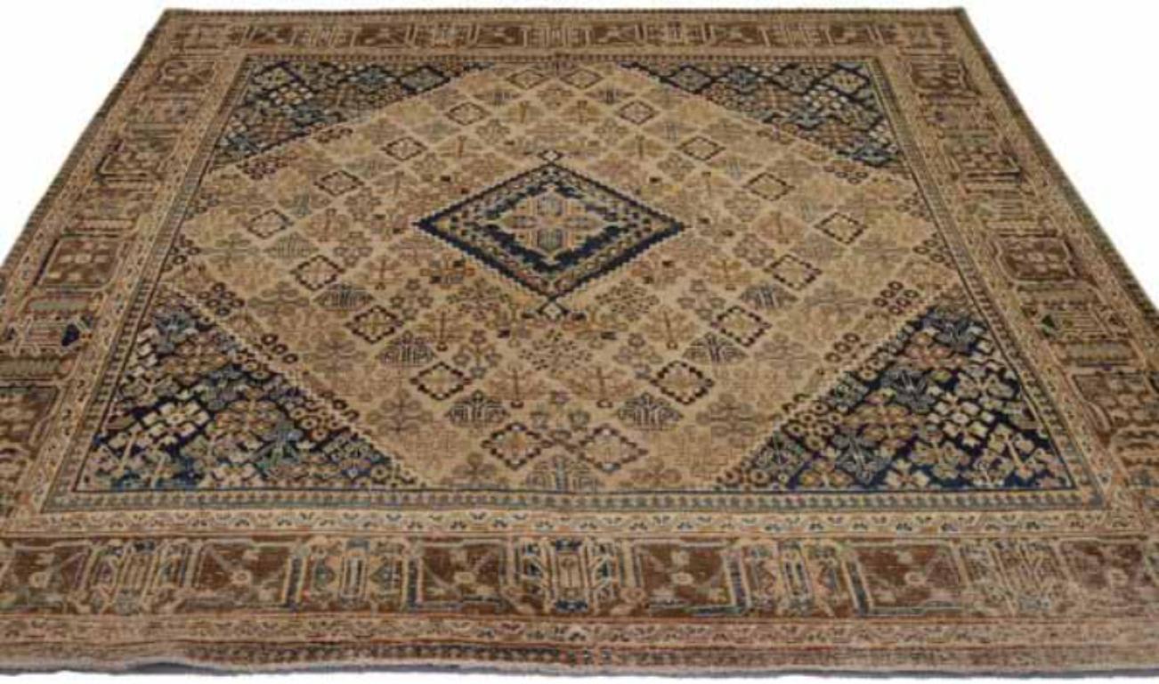 Scopri l'eleganza del Tabriz persiano con i tappeti d'area CIRCA del 1880. Progettato con lana e marrone-avorio-blu navy, questo design esclusivo è perfetto per valorizzare il tuo spazio.