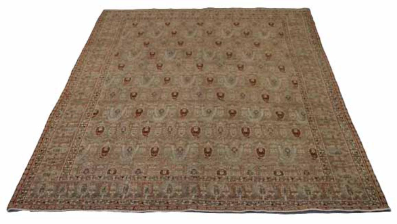 Entdecken Sie die Eleganz des persischen Täbris mit Teppichen um 1880. Dieses exklusive Design aus Wolle und Braun-Elfenbein-Rot ist perfekt, um Ihren Raum zu verschönern.