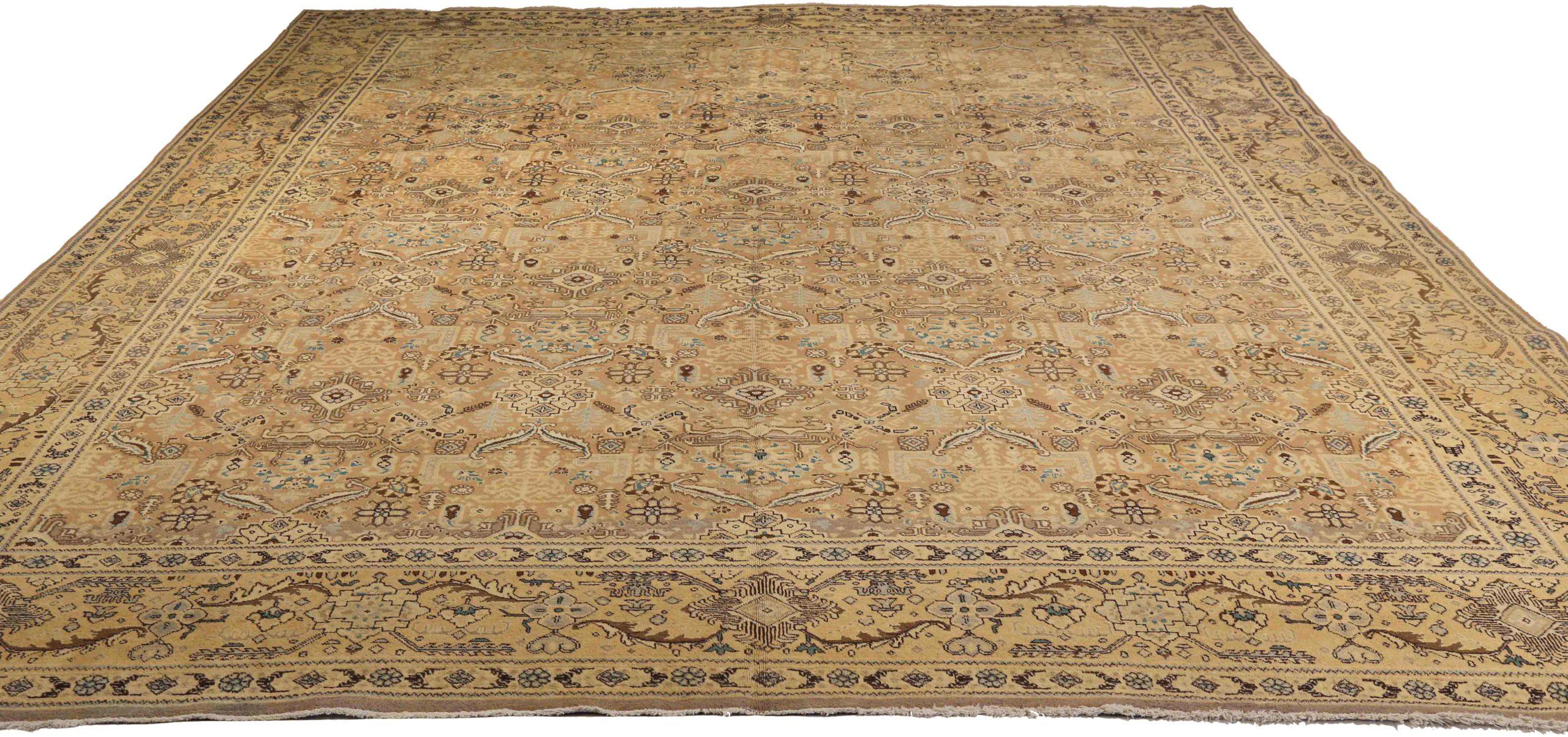 Scopri l'eleganza del Tabriz persiano con i tappeti d'area CIRCA del 1880. Progettato con lana e marrone-avorio-tortora, questo design esclusivo è perfetto per valorizzare il tuo spazio.