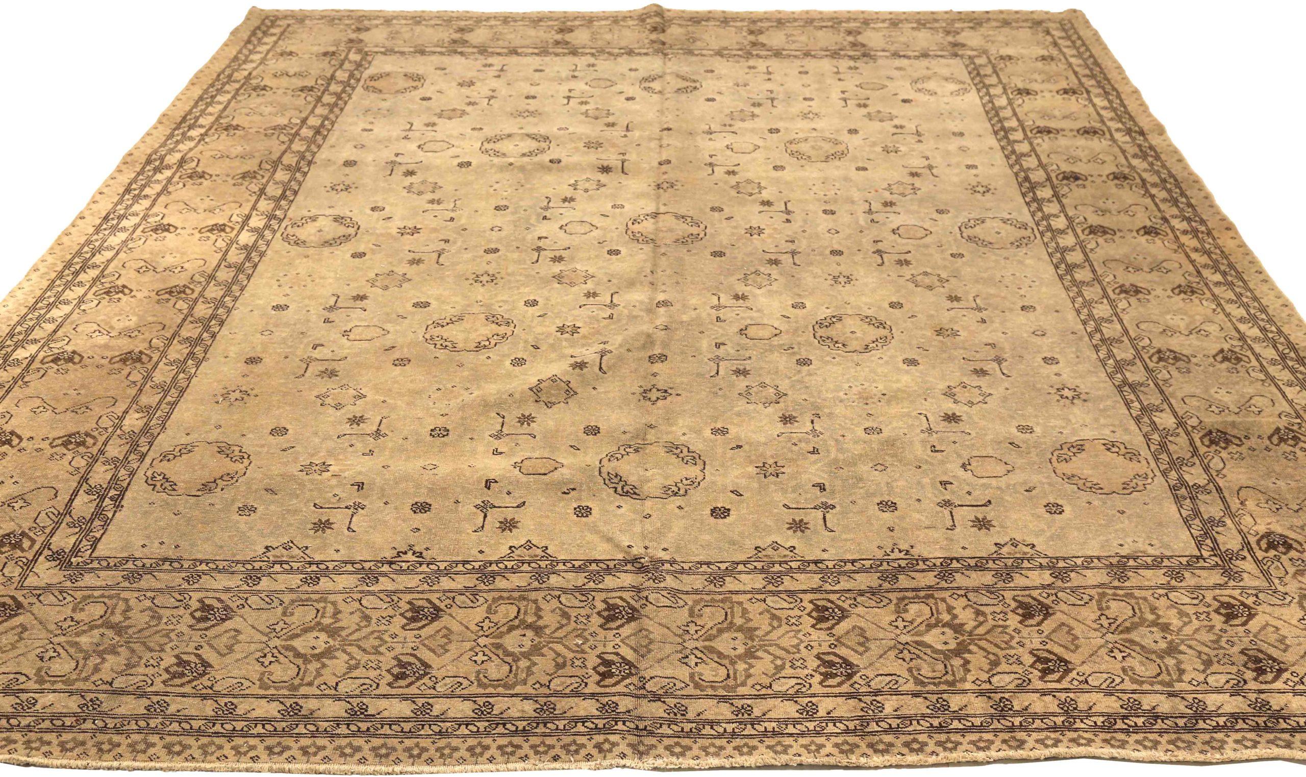 Scopri l'eleganza del Tabriz persiano con i tappeti d'area CIRCA del 1880. Progettato con lana e marrone-avorio-tortora, questo design esclusivo è perfetto per valorizzare il tuo spazio.