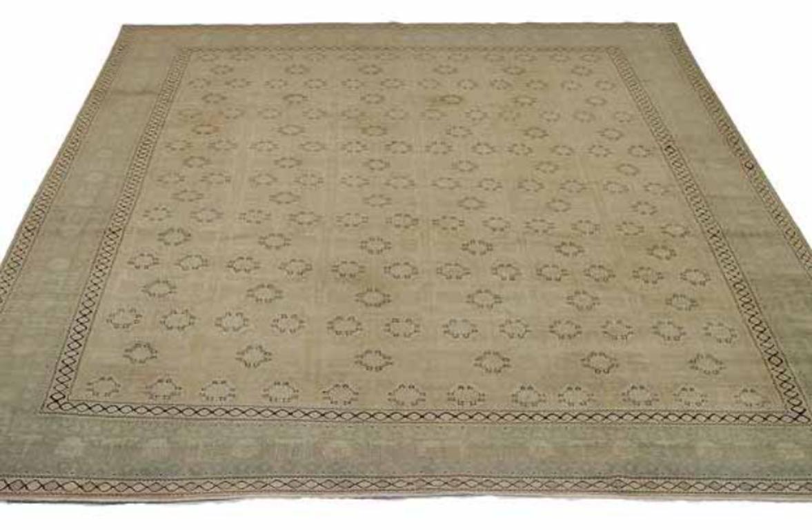 Scopri l'eleganza del Tabriz persiano con i tappeti d'area CIRCA del 1880. Progettato con lana e verde-avorio, questo design esclusivo è perfetto per valorizzare il tuo spazio.