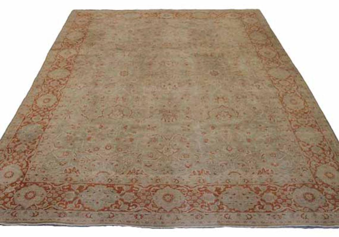 Découvrez l'élégance des tapis persans Tabriz de Circa 1880. Conçu avec de la laine et du GreenIvoryRed, ce design exclusif est parfait pour mettre en valeur votre espace.
