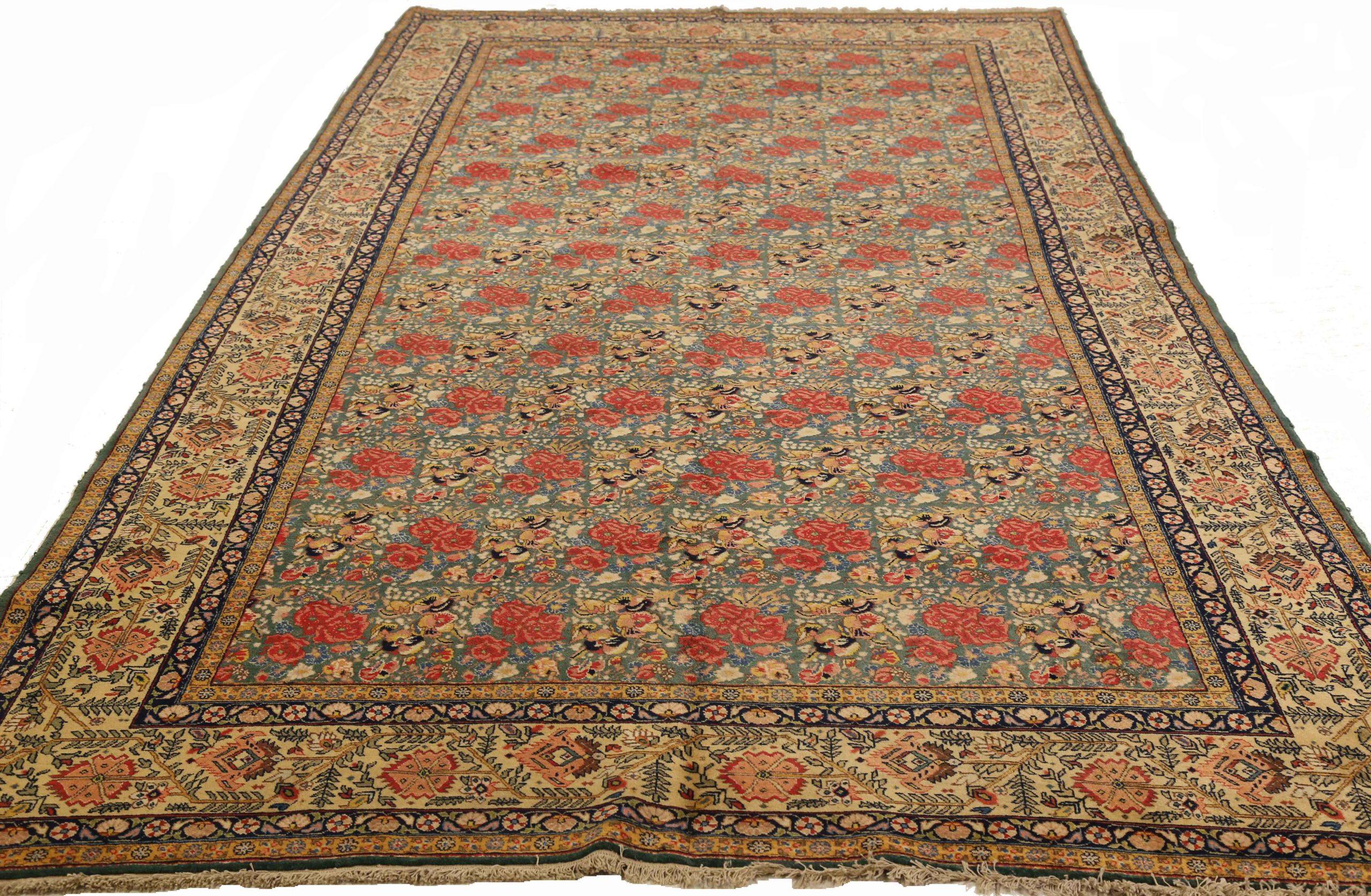 Scopri l'eleganza del Tabriz persiano con i tappeti d'area CIRCA del 1880. Progettato con lana e verde-rosso-giallo, questo design esclusivo è perfetto per valorizzare il tuo spazio.