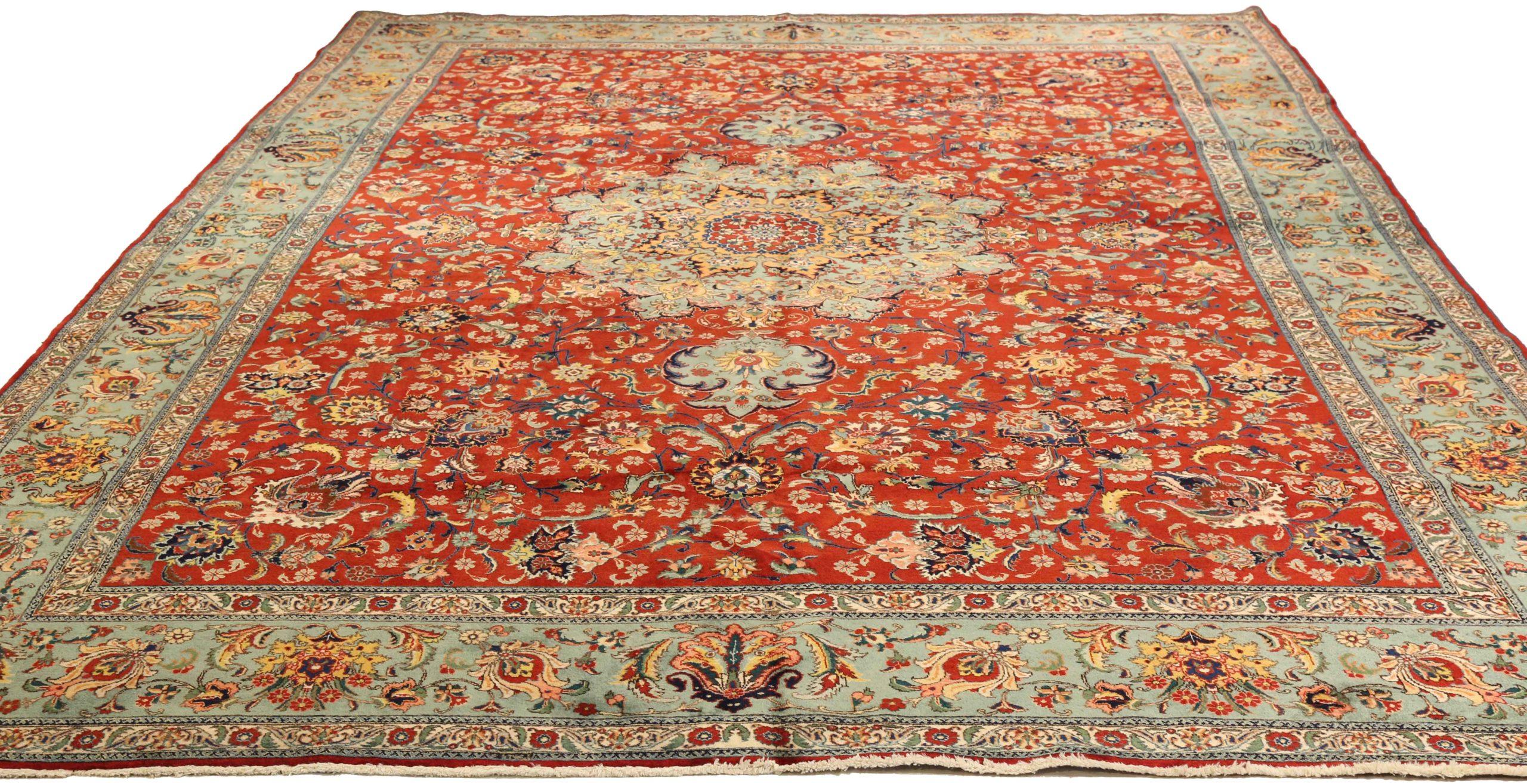 Scopri l'eleganza del Tabriz persiano con i tappeti d'area CIRCA del 1880. Progettato con lana e verde-rosso-giallo, questo design esclusivo è perfetto per valorizzare il tuo spazio.
