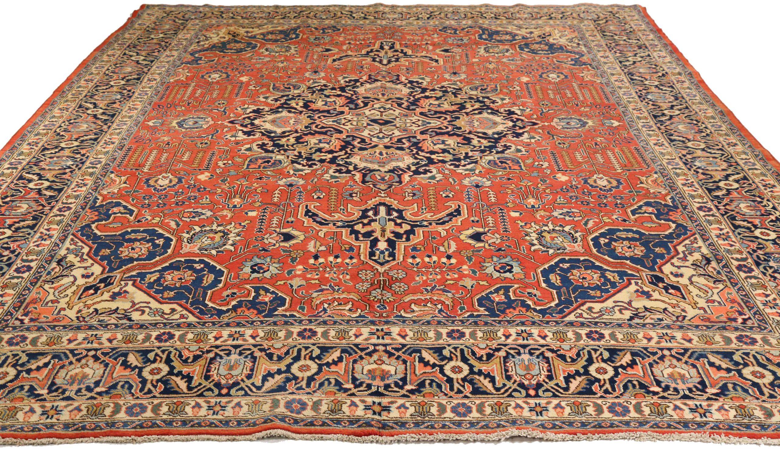 Scopri l'eleganza del Tabriz persiano con i tappeti d'area CIRCA del 1880. Progettato con lana e avorio e blu-rosso, questo design esclusivo è perfetto per valorizzare il tuo spazio.