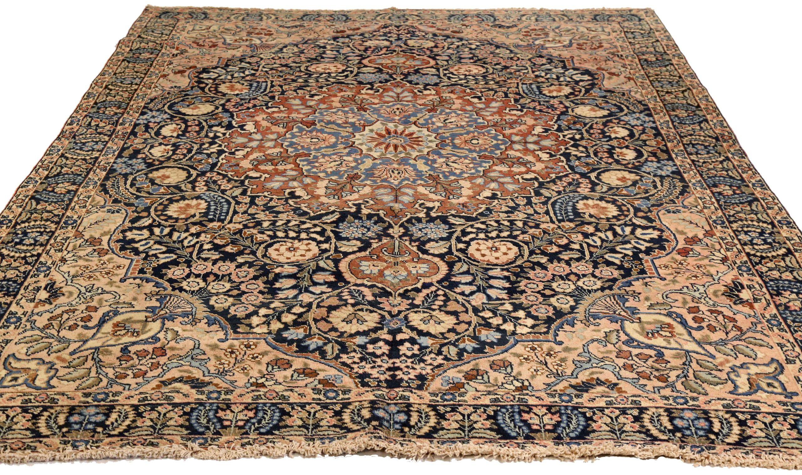 Découvrez l'élégance des tapis persans Tabriz de Circa 1880. Conçu avec de la laine et de l'ivoire bleu marine, ce design exclusif est parfait pour mettre en valeur votre espace.